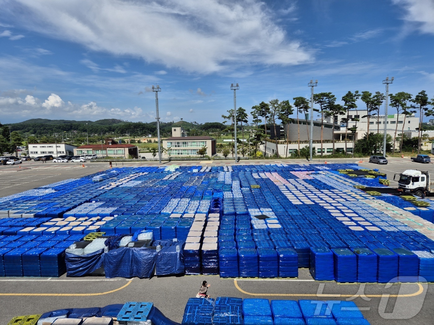 (강릉=뉴스1) 윤왕근 기자 = 극심한 가뭄으로 재난사태가 선포된 강원 강릉을 돕기위해 전국 각지에서 보내온 생수가 3일 강릉아레나 주차장에 가득 쌓여있다. 시는 이날 기준 2L …
