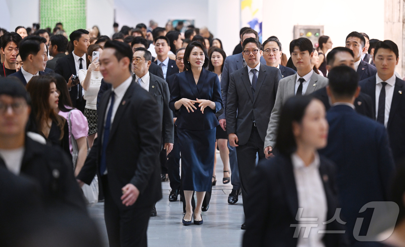 (서울=뉴스1) 김성진 기자 = 이재명 대통령의 부인 김혜경 여사가 3일 서울 강남구 코엑스에서 열린 '프리즈 서울 2025' VIP 프리뷰 데이를 찾아 작품들을 관람하고 있다. …