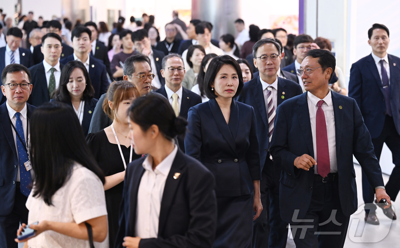 (서울=뉴스1) 김성진 기자 = 이재명 대통령의 부인 김혜경 여사가 3일 서울 강남구 코엑스에서 열린 '프리즈 서울 2025' VIP 프리뷰 데이를 찾아 작품들을 관람하고 있다. …