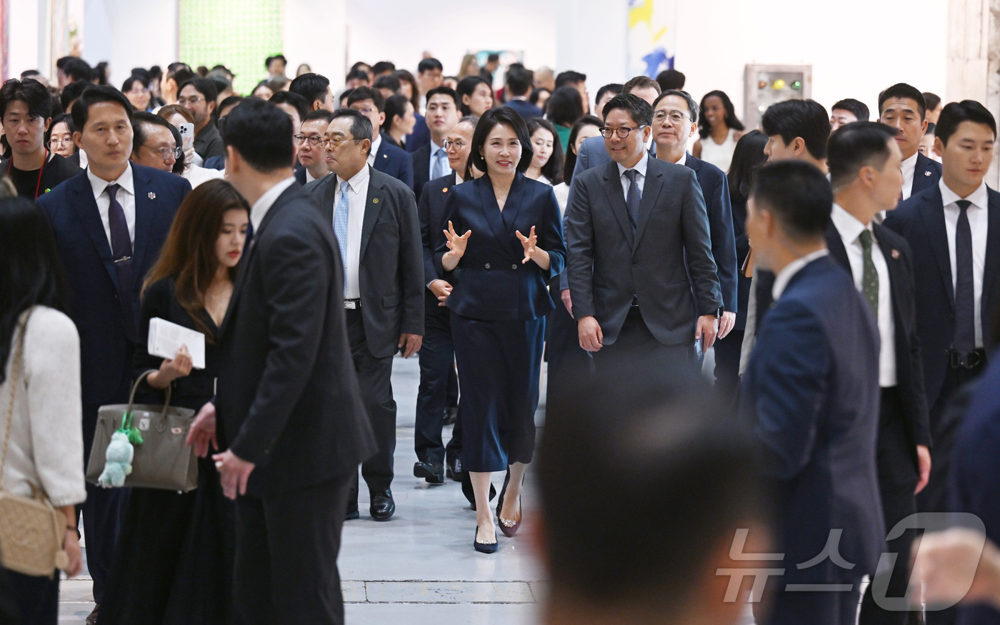 (서울=뉴스1) 김성진 기자 = 이재명 대통령의 부인 김혜경 여사가 3일 서울 강남구 코엑스에서 열린 '프리즈 서울 2025' VIP 프리뷰 데이를 찾아 작품들을 관람하고 있다. …