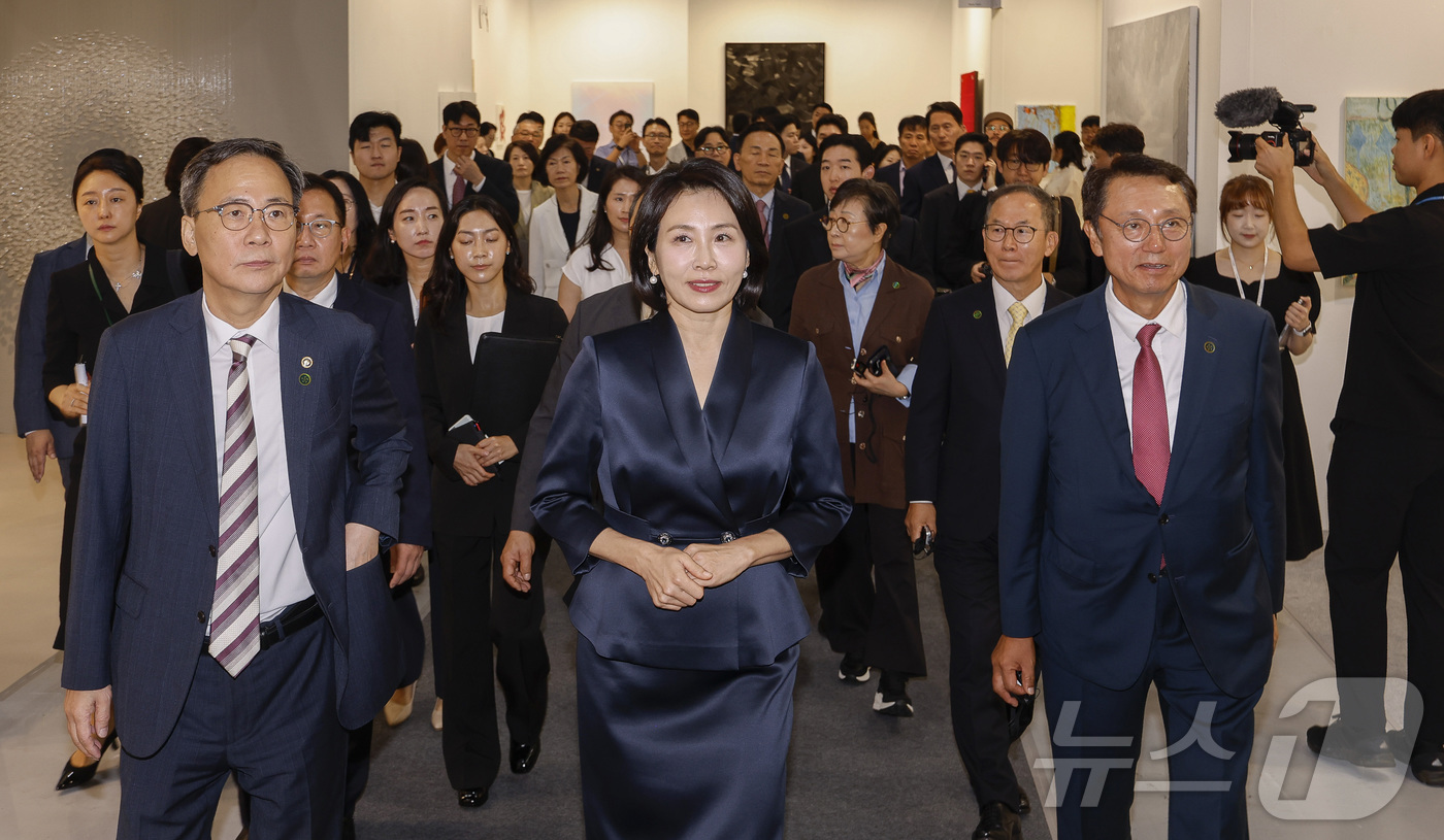 (서울=뉴스1) 김성진 기자 = 이재명 대통령의 부인 김혜경 여사가 3일 서울 강남구 코엑스에서 열린 '키아프 서울 2025' VIP 프리뷰 데이를 찾아 작품들을 관람하고 있다. …