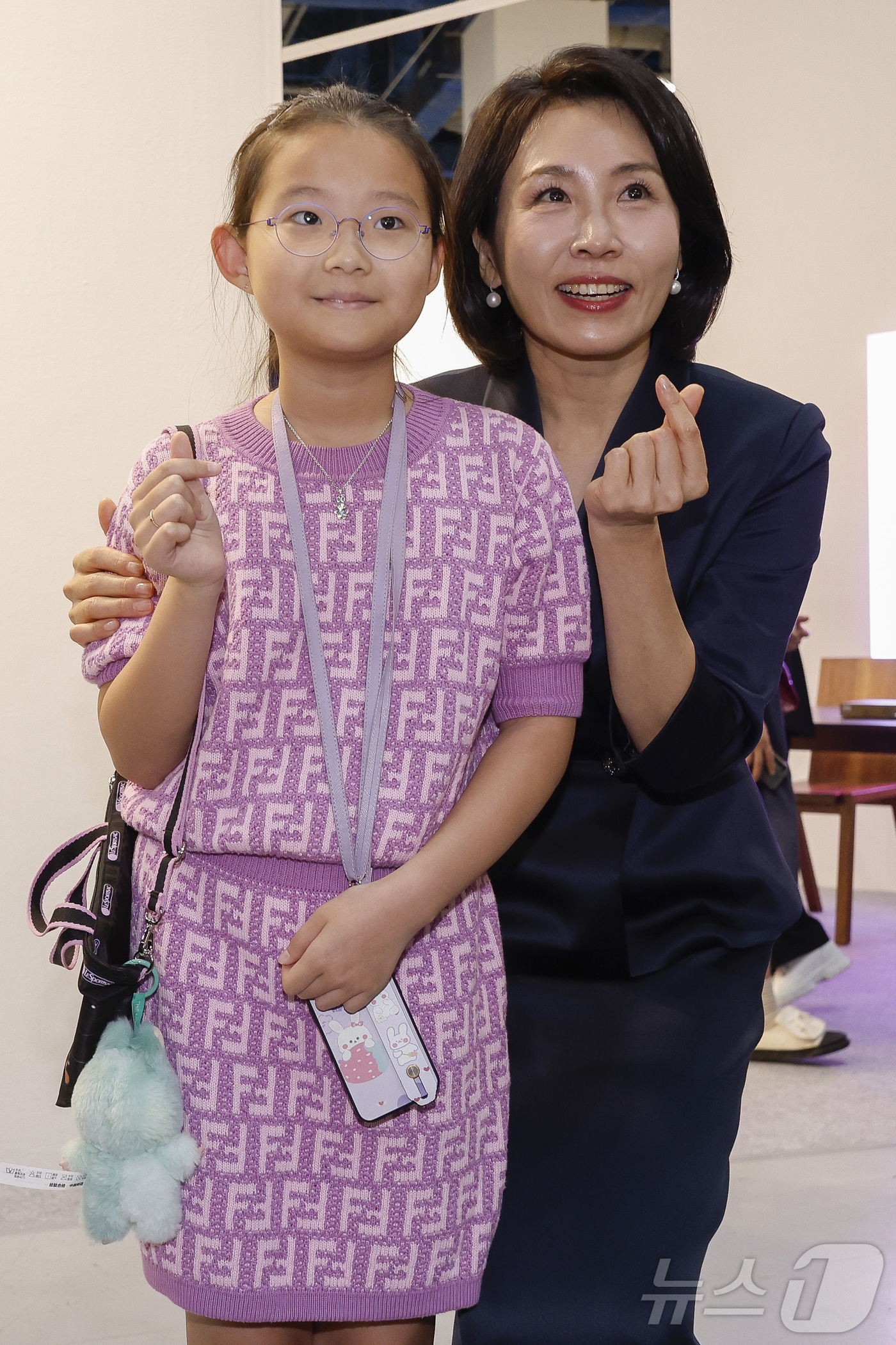 (서울=뉴스1) 김성진 기자 = 이재명 대통령의 부인 김혜경 여사가 3일 서울 강남구 코엑스에서 열린 '키아프 서울 2025' VIP 프리뷰 데이를 찾아 한 어린이와 기념촬영을 하 …