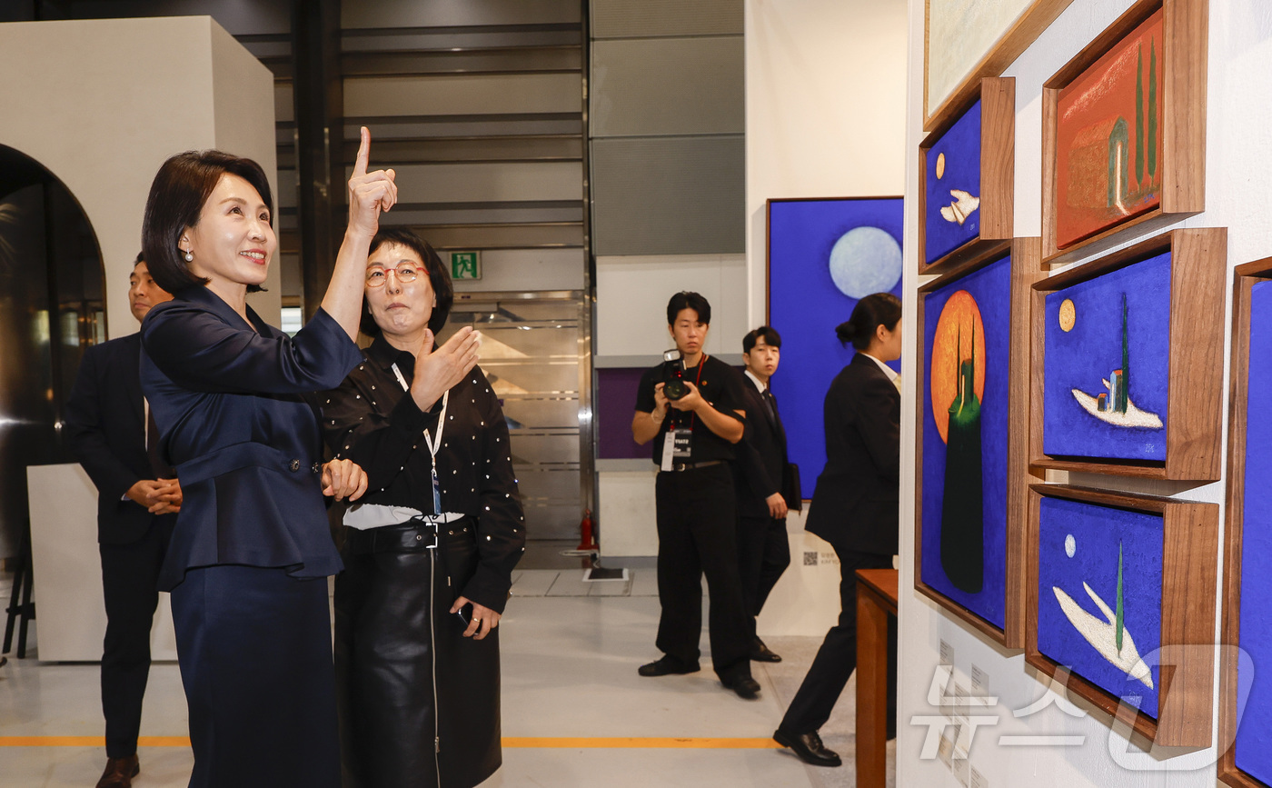 (서울=뉴스1) 김성진 기자 = 이재명 대통령의 부인 김혜경 여사가 3일 서울 강남구 코엑스에서 열린 '키아프 서울 2025' VIP 프리뷰 데이를 찾아 작품들을 관람하고 있다. …