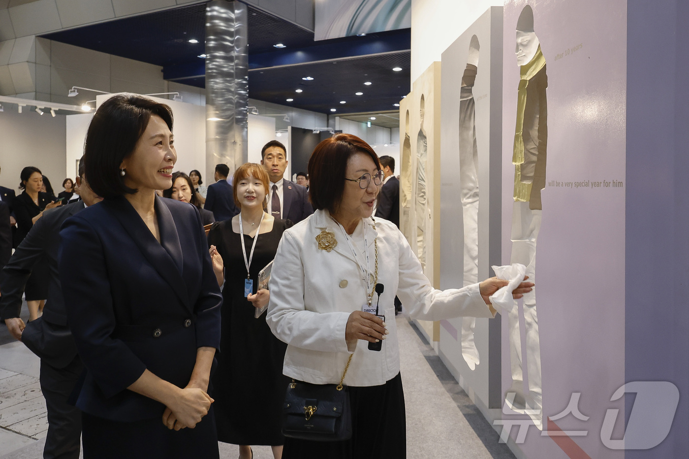 (서울=뉴스1) 김성진 기자 = 이재명 대통령의 부인 김혜경 여사가 3일 서울 강남구 코엑스에서 열린 '키아프 서울 2025' VIP 프리뷰 데이를 찾아 작품들을 관람하고 있다. …