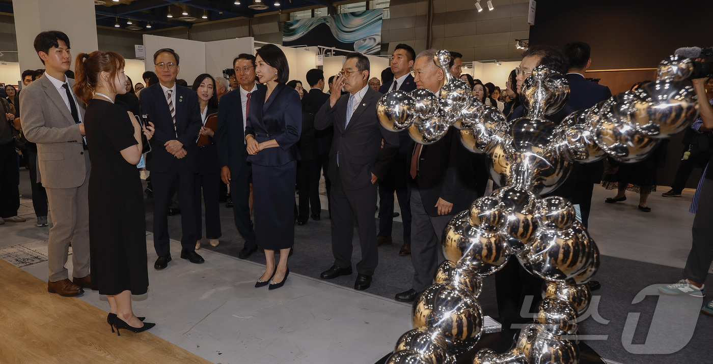 (서울=뉴스1) 김성진 기자 = 이재명 대통령의 부인 김혜경 여사가 3일 서울 강남구 코엑스에서 열린 '키아프 서울 2025' VIP 프리뷰 데이를 찾아 작품들을 관람하고 있다. …