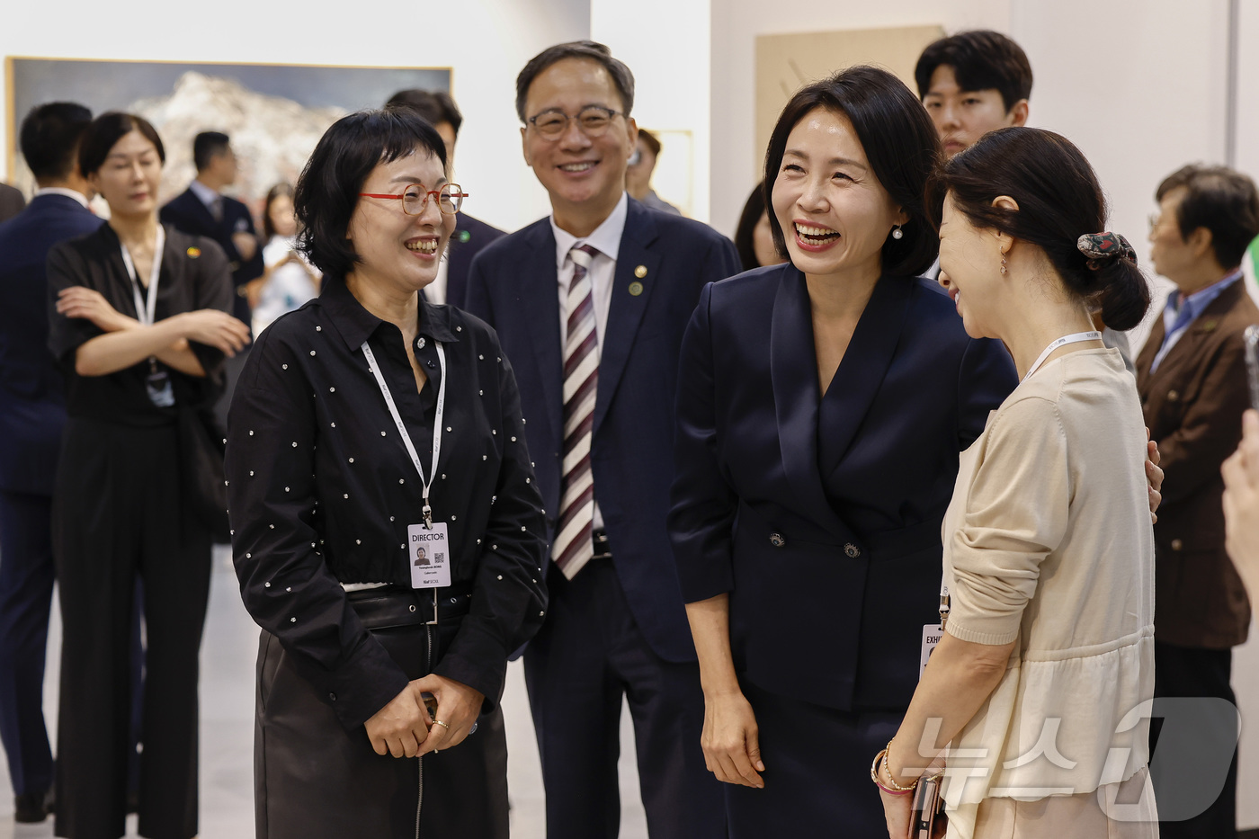 (서울=뉴스1) 김성진 기자 = 이재명 대통령의 부인 김혜경 여사가 3일 서울 강남구 코엑스에서 열린 '키아프 서울 2025' VIP 프리뷰 데이를 찾아 관계자와 대화를 하고 있다 …