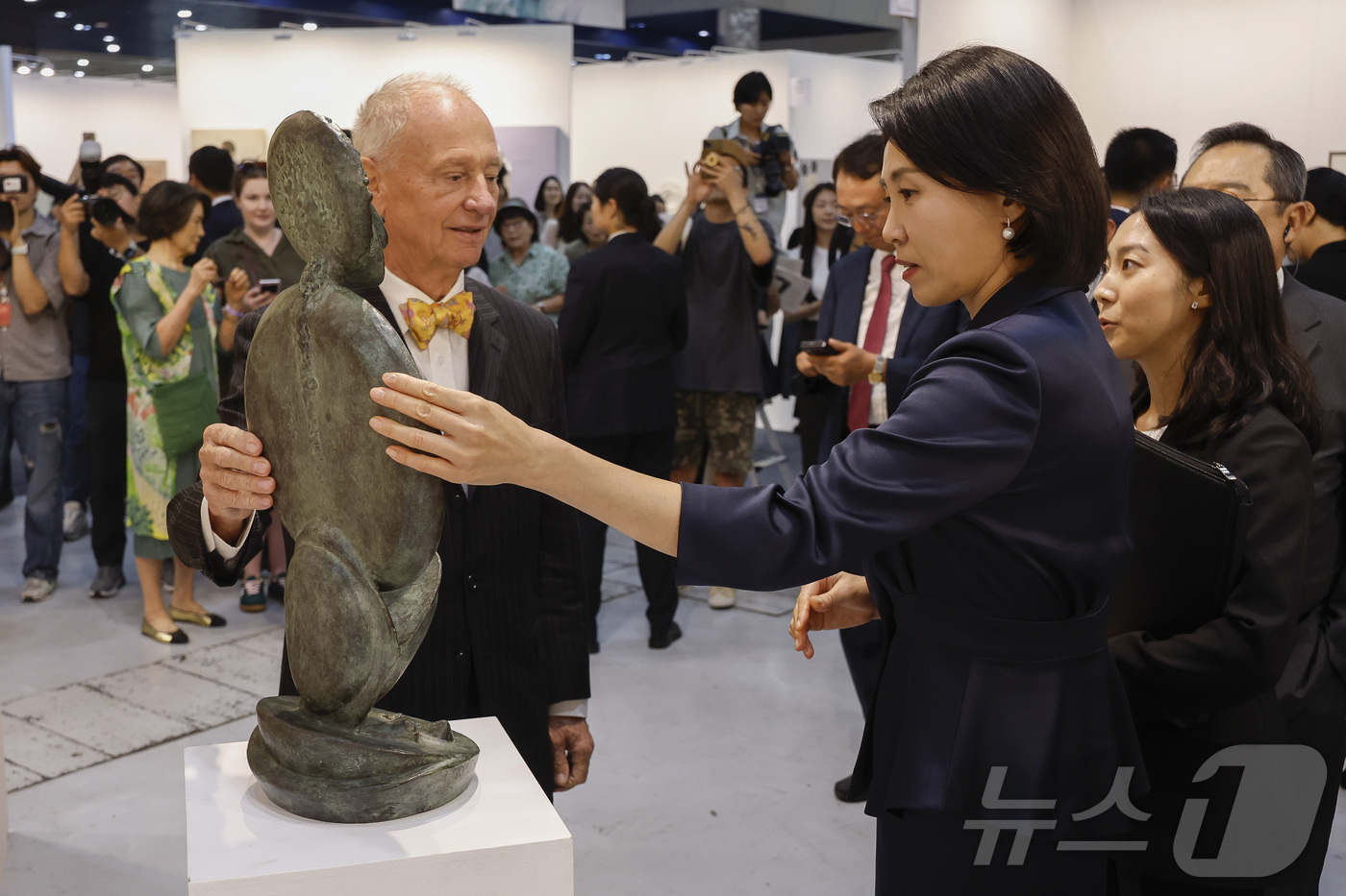 (서울=뉴스1) 김성진 기자 = 이재명 대통령의 부인 김혜경 여사가 3일 서울 강남구 코엑스에서 열린 '키아프 서울 2025' VIP 프리뷰 데이를 찾아 작품들을 관람하고 있다. …
