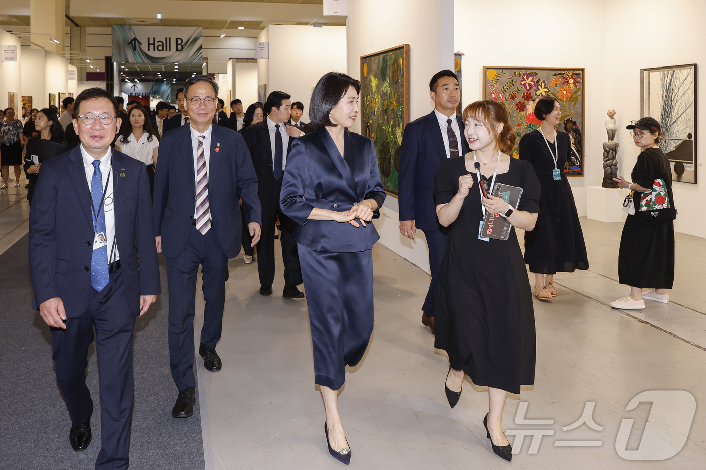 (서울=뉴스1) 김성진 기자 = 이재명 대통령의 부인 김혜경 여사가 3일 서울 강남구 코엑스에서 열린 '키아프 서울 2025' VIP 프리뷰 데이를 찾아 작품들을 관람하고 있다. …