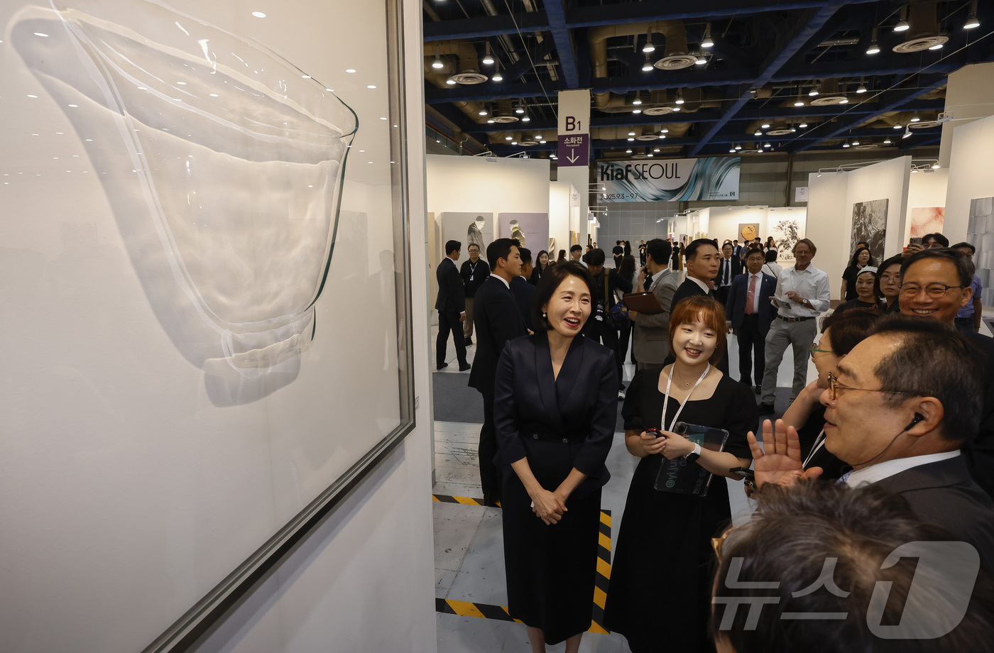 (서울=뉴스1) 김성진 기자 = 이재명 대통령의 부인 김혜경 여사가 3일 서울 강남구 코엑스에서 열린 '키아프 서울 2025' VIP 프리뷰 데이를 찾아 작품들을 관람하고 있다. …