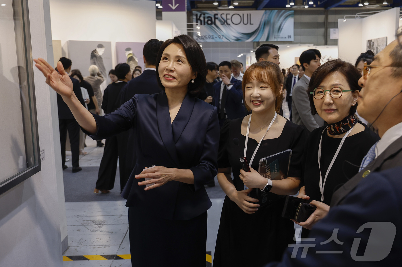 (서울=뉴스1) 김성진 기자 = 이재명 대통령의 부인 김혜경 여사가 3일 서울 강남구 코엑스에서 열린 &#x27;키아프 서울 2025&#x27; VIP 프리뷰 데이를 찾아 작품들을 관람하고 있다. …