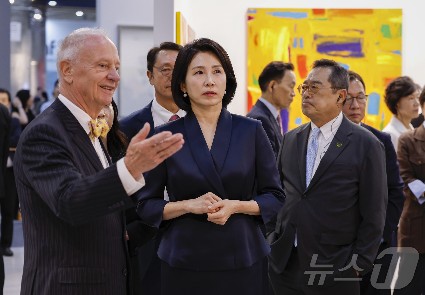 (서울=뉴스1) 김성진 기자 = 이재명 대통령의 부인 김혜경 여사가 3일 서울 강남구 코엑스에서 열린 '키아프 서울 2025' VIP 프리뷰 데이를 찾아 작품들을 관람하고 있다. …