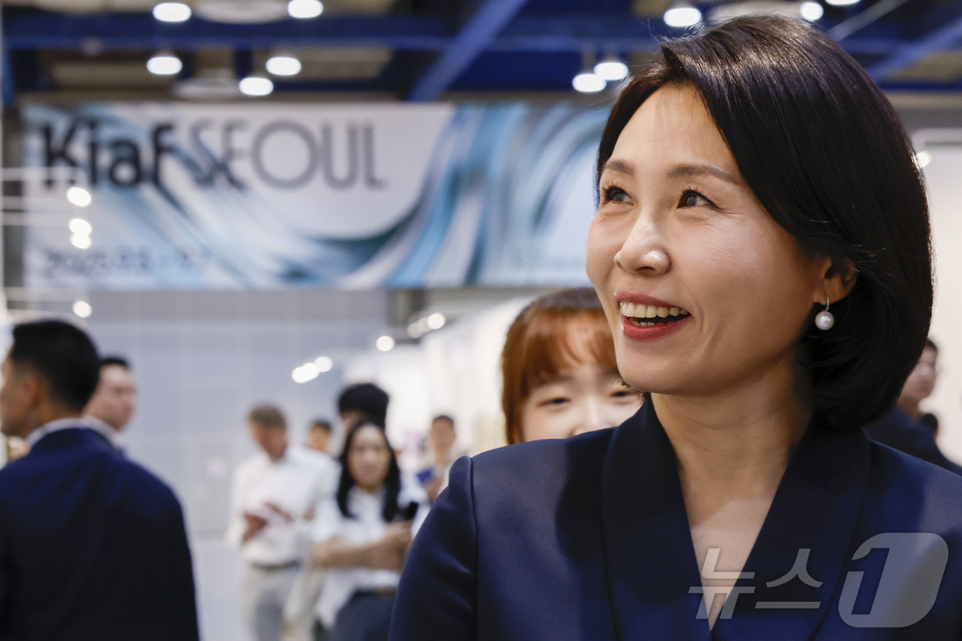 (서울=뉴스1) 김성진 기자 = 이재명 대통령의 부인 김혜경 여사가 3일 서울 강남구 코엑스에서 열린 '키아프 서울 2025' VIP 프리뷰 데이를 찾아 작품들을 관람하고 있다. …