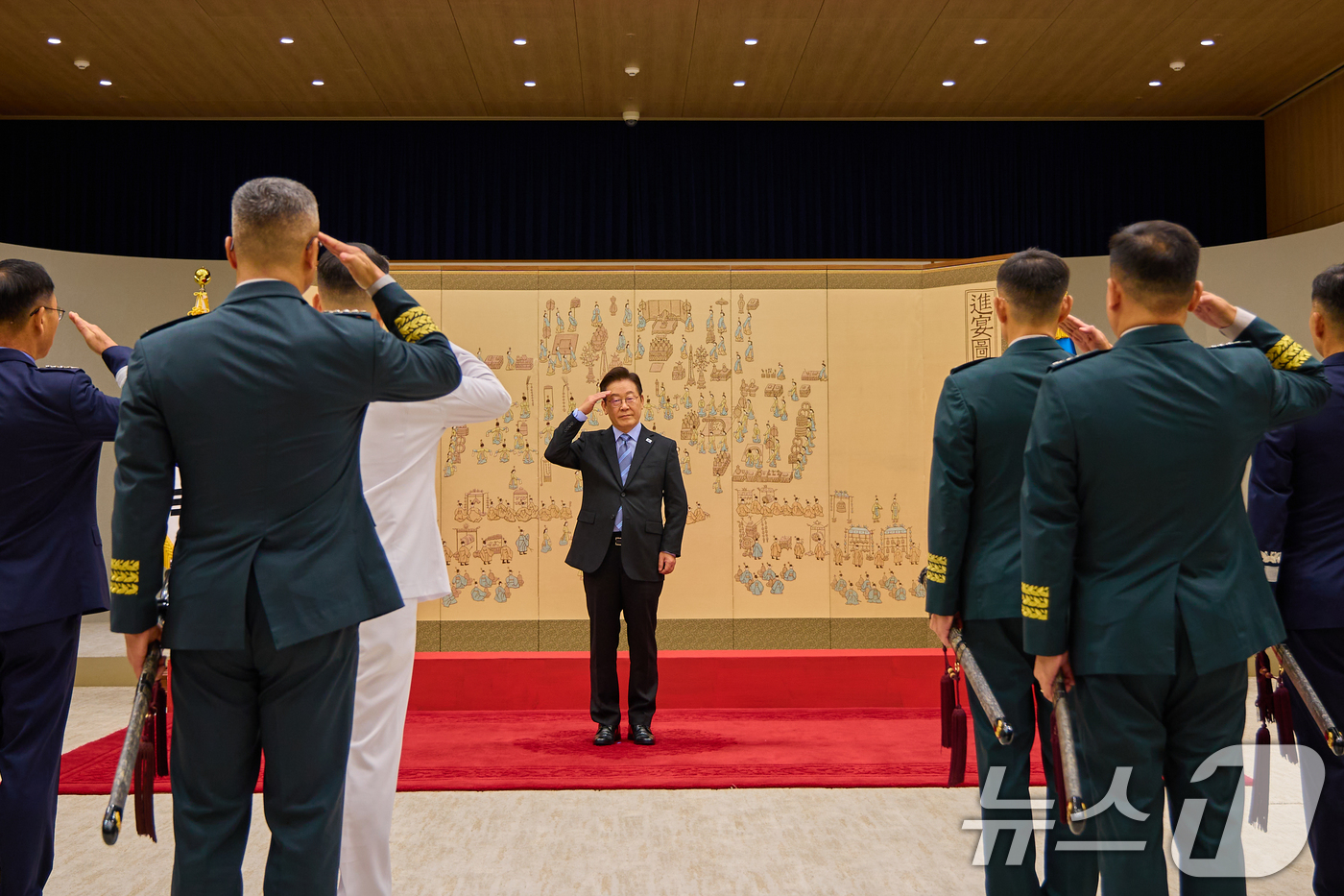 (서울=뉴스1) 허경 기자 = 이재명 대통령이 지난 2일 서울 용산 대통령실 청사에서 열린 대장 진급·보직 신고 및 삼정검 수치 수여식에서 대장 진급자들로부터 거수 경례를 받고 있 …