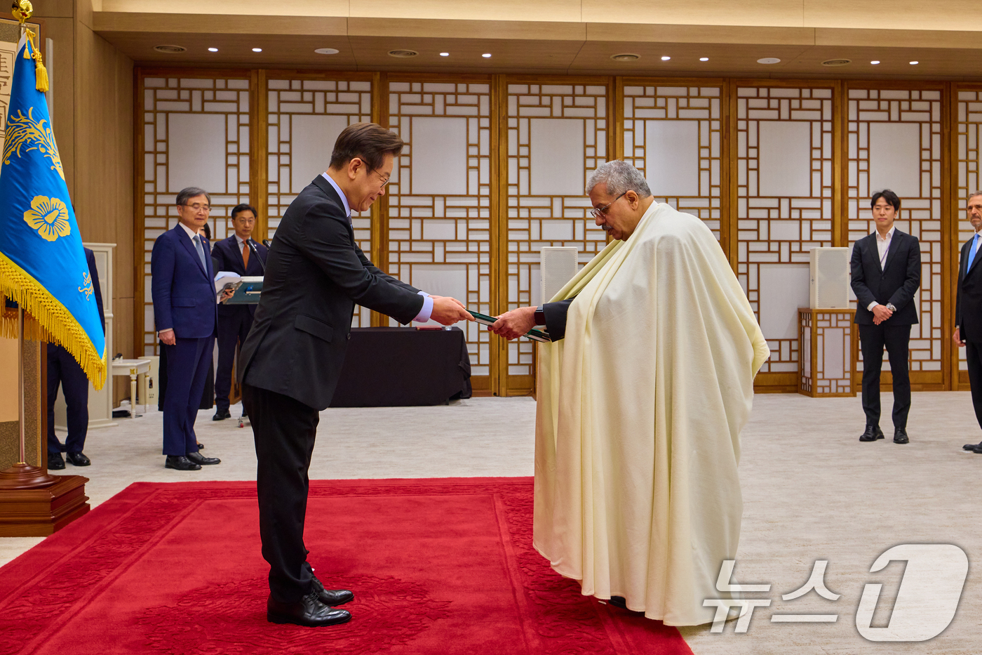 (서울=뉴스1) 허경 기자 = 이재명 대통령이 지난 2일 서울 용산 대통령실 청사에서 열린 주한대사 신임장 제정식에서 리예스 네이트-티길트 주한 알제리대사로부터 신임장을 전달받고 …