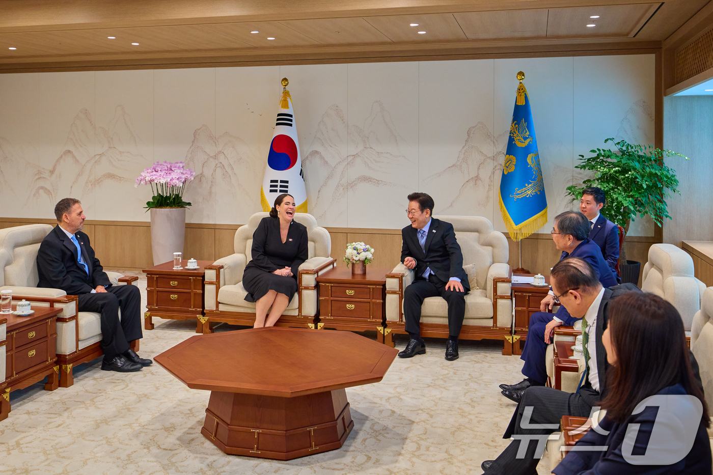 (서울=뉴스1) 허경 기자 = 이재명 대통령이 지난 2일 서울 용산 대통령실 청사에서 열린 주한대사 신임장 제정식에서 안지 샤키라 마르티네스 테헤라 주한 도미니카공화국 대사 등 참 …