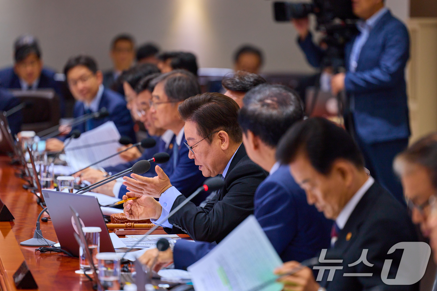 (서울=뉴스1) 허경 기자 = 이재명 대통령이 지난 2일 서울 용산 대통령실 청사에서 열린 제40회 국무회의에서 발언하고 있다. (이재명 대통령 SNS. 재판매 및 DB 금지) 2 …