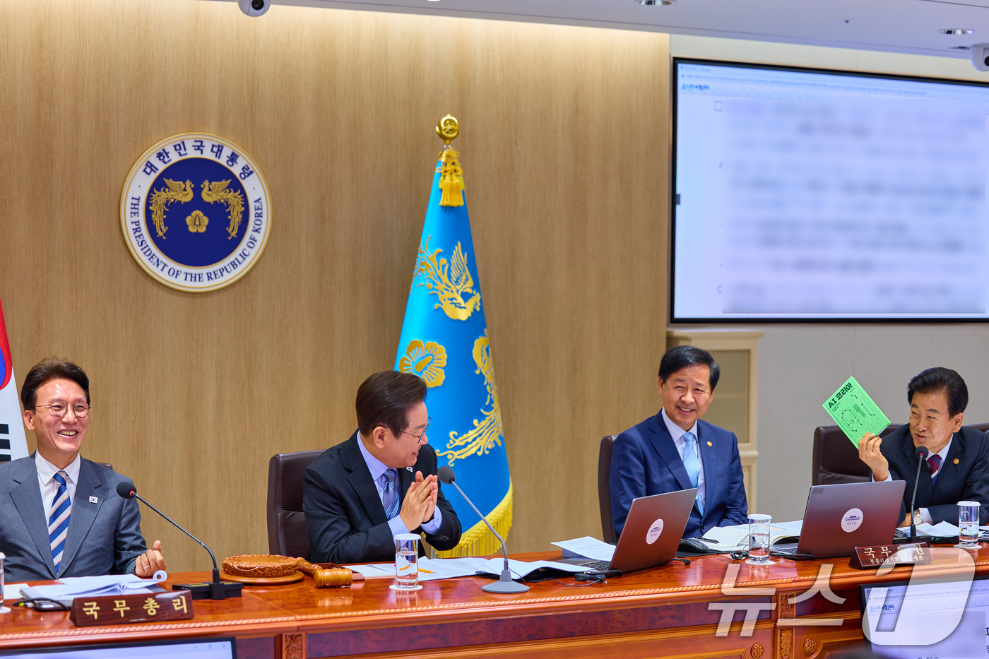 (서울=뉴스1) 허경 기자 = 이재명 대통령이 지난 2일 용산 대통령실 청사에서 열린 국무회의에서 정동영 통일부 장관의 구윤철 경제부총리 저서 'AI 코리아' 소개에 박수치고 있다 …