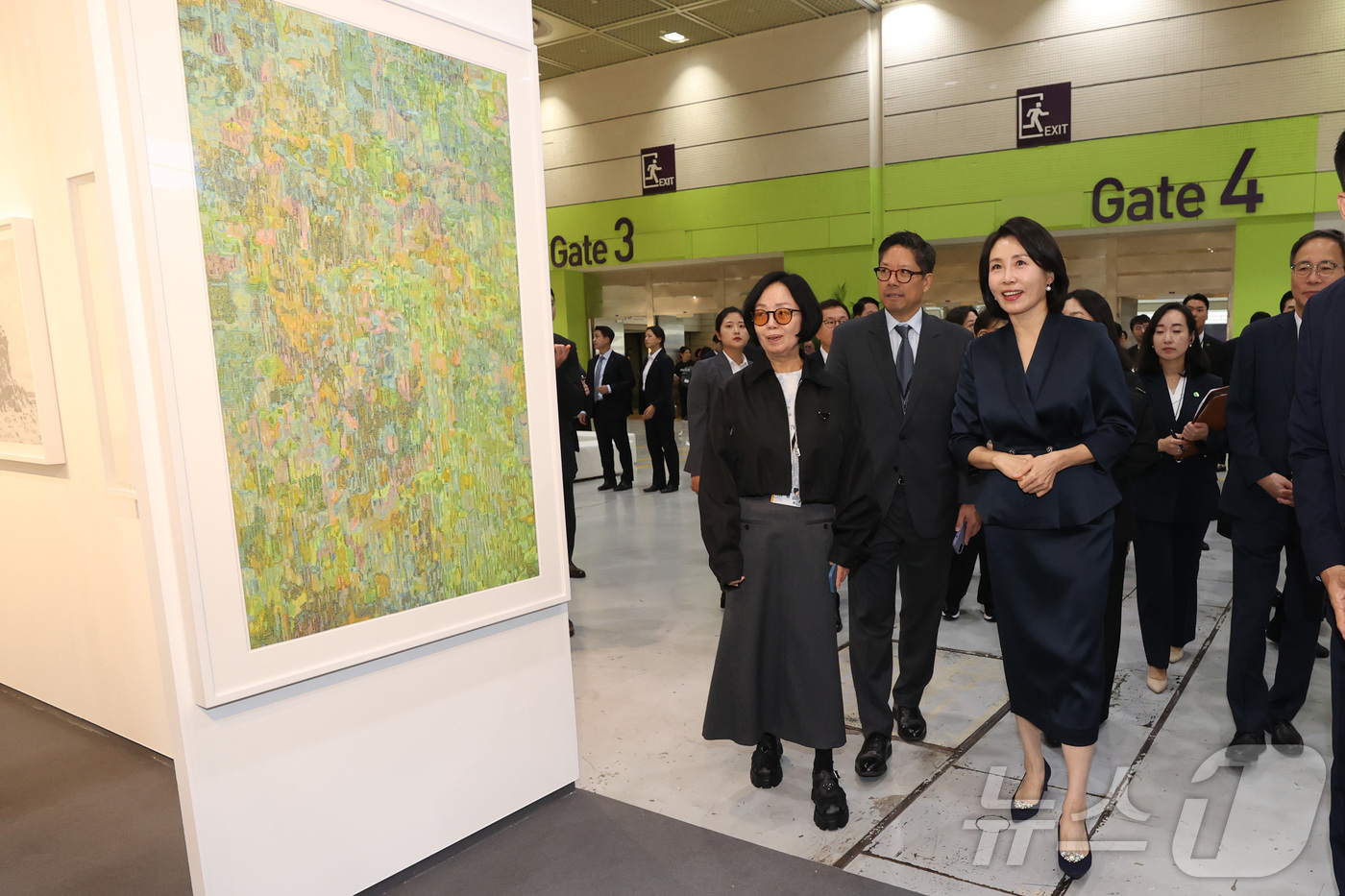 (서울=뉴스1) 김성진 기자 = 이재명 대통령의 부인 김혜경 여사가 3일 서울 강남구 코엑스에서 열린 '프리즈 서울 2025' VIP 프리뷰 데이를 찾아 작품들을 관람하고 있다. …