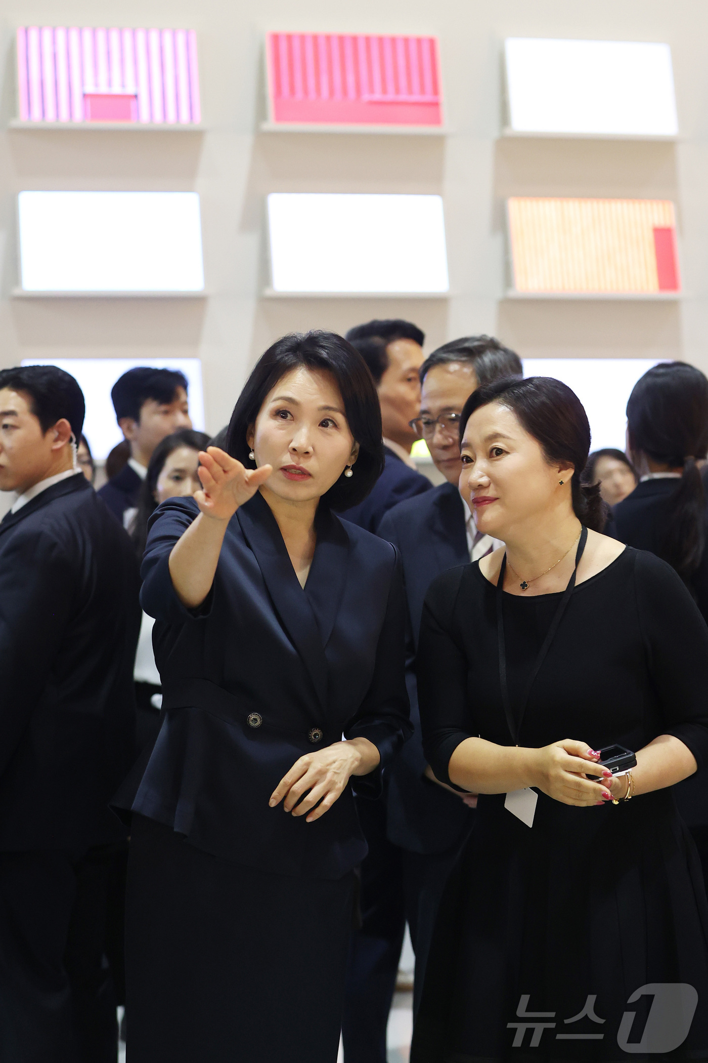 (서울=뉴스1) 김성진 기자 = 이재명 대통령의 부인 김혜경 여사가 3일 서울 강남구 코엑스에서 열린 '프리즈 서울 2025' VIP 프리뷰 데이를 찾아 작품들을 관람하고 있다. …