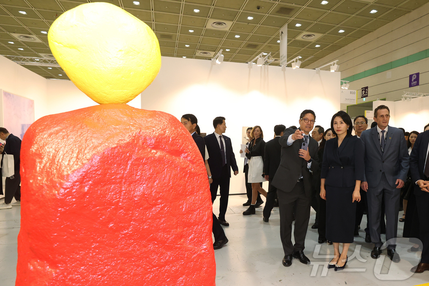 (서울=뉴스1) 김성진 기자 = 이재명 대통령의 부인 김혜경 여사가 3일 서울 강남구 코엑스에서 열린 '프리즈 서울 2025' VIP 프리뷰 데이를 찾아 작품들을 관람하고 있다. …