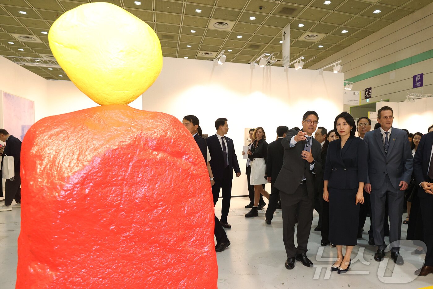 본문 이미지 - 이재명 대통령의 부인 김혜경 여사가 3일 서울 강남구 코엑스에서 열린 &#39;프리즈 서울 2025&#39; VIP 프리뷰 데이를 찾아 작품들을 관람하고 있다. &#40;공동취재&#41; 2025.9.3/뉴스1 ⓒ News1 김성진 기자