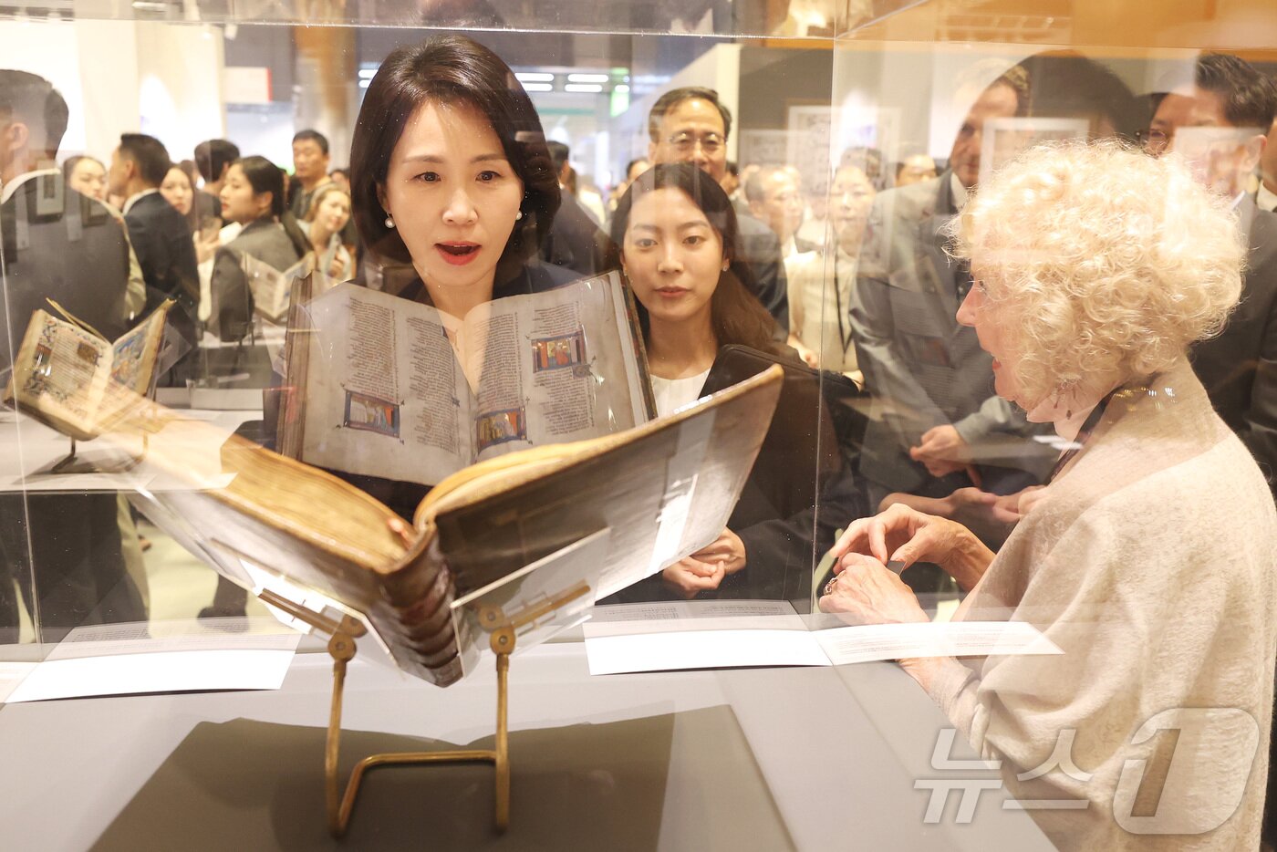 본문 이미지 - 이재명 대통령의 부인 김혜경 여사가 3일 서울 강남구 코엑스에서 열린 &#39;프리즈 서울 2025&#39; VIP 프리뷰 데이를 찾아 작품들을 관람하고 있다. &#40;공동취재&#41; 2025.9.3/뉴스1 ⓒ News1 김성진 기자