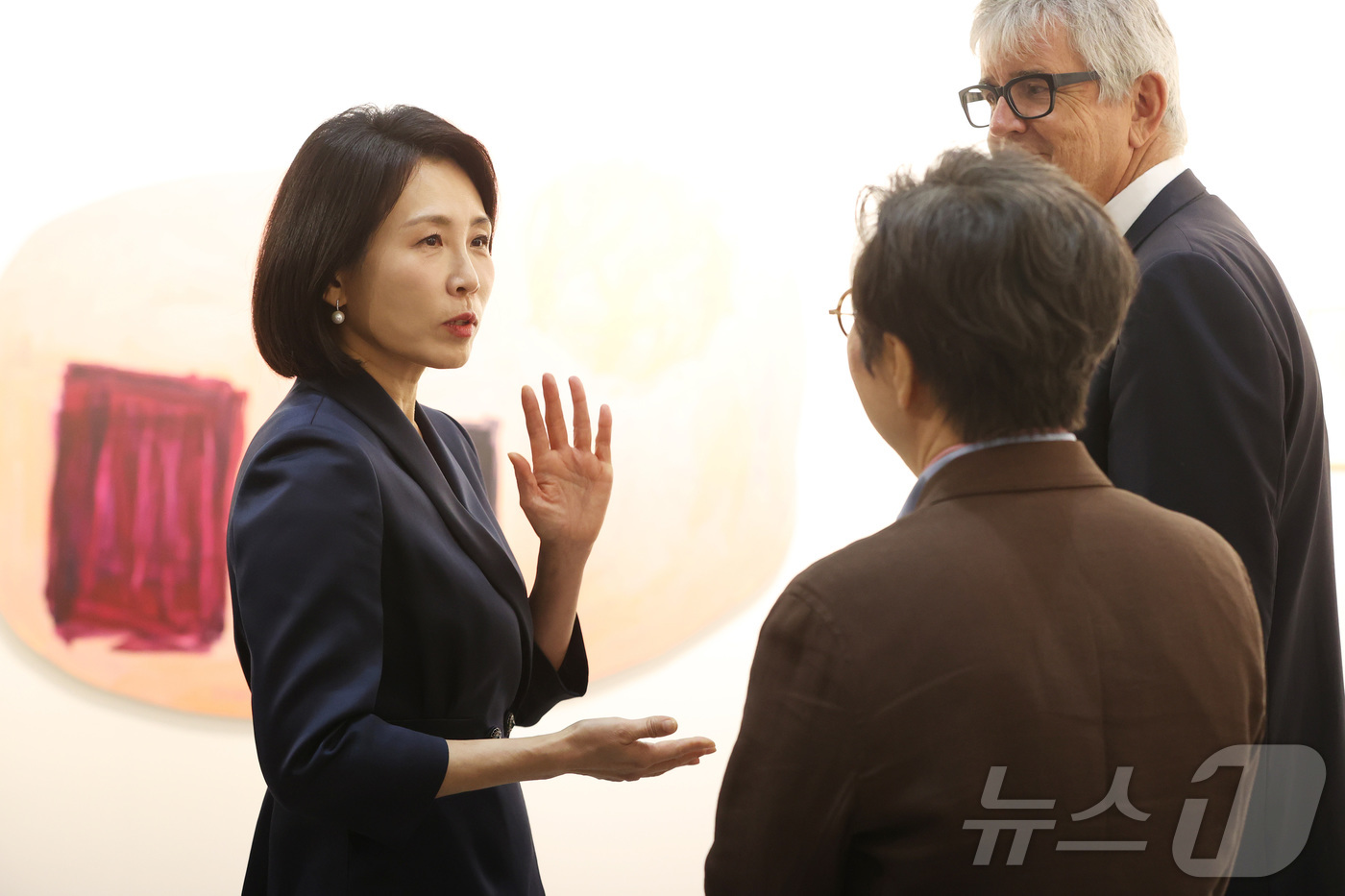 (서울=뉴스1) 김성진 기자 = 이재명 대통령의 부인 김혜경 여사가 3일 서울 강남구 코엑스에서 열린 '프리즈 서울 2025' VIP 프리뷰 데이를 찾아 작품들을 관람하고 있다. …