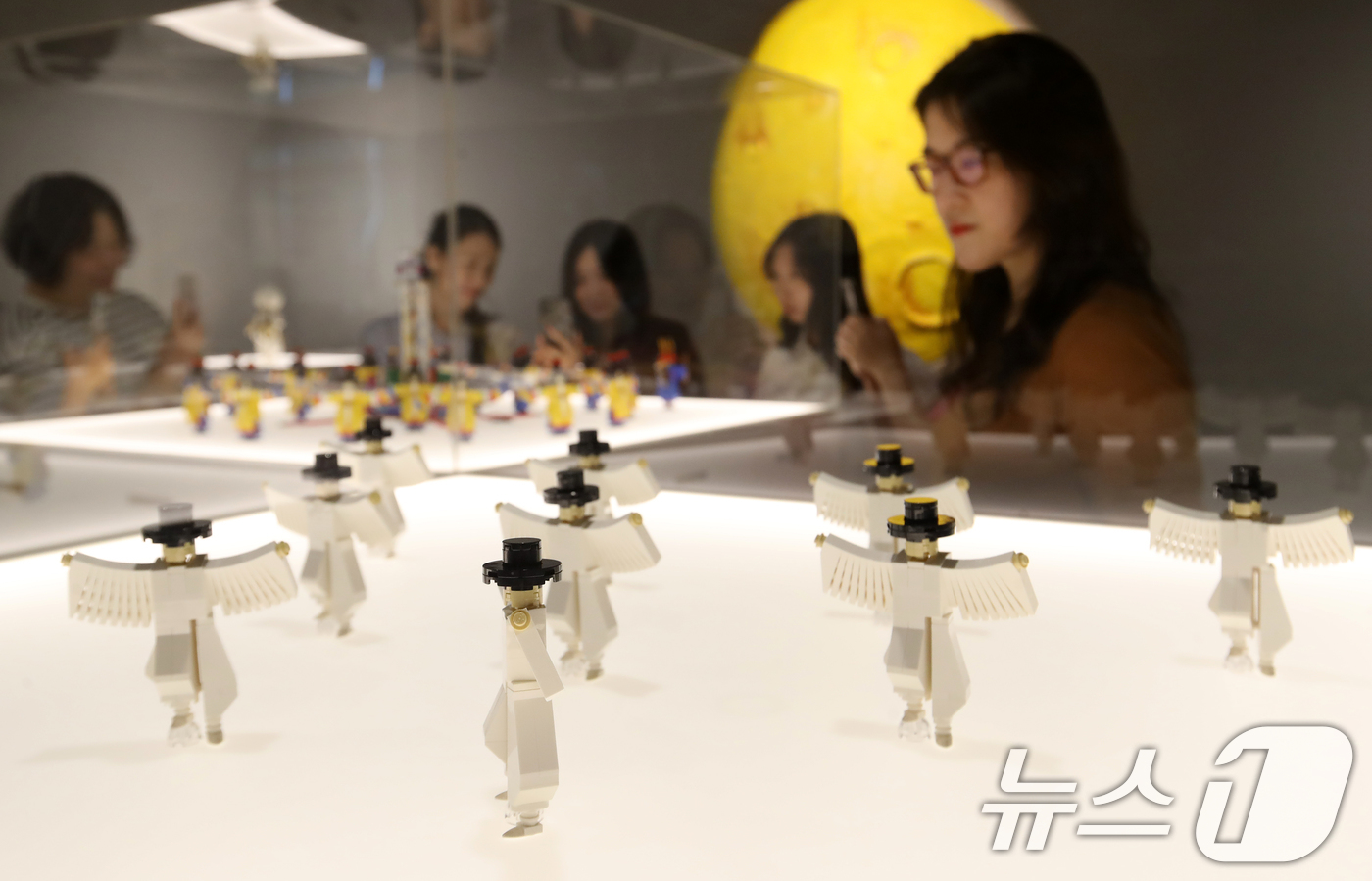 (부산=뉴스1) 윤일지 기자 = 3일 부산 부산진구 국립부산국악원에서 시민들이 콜린 진 작가가 레고 블록으로 표현한 무고, 금회북춤, 동래학춤, 동래야류, 선유락 등 전통춤 작품을 …