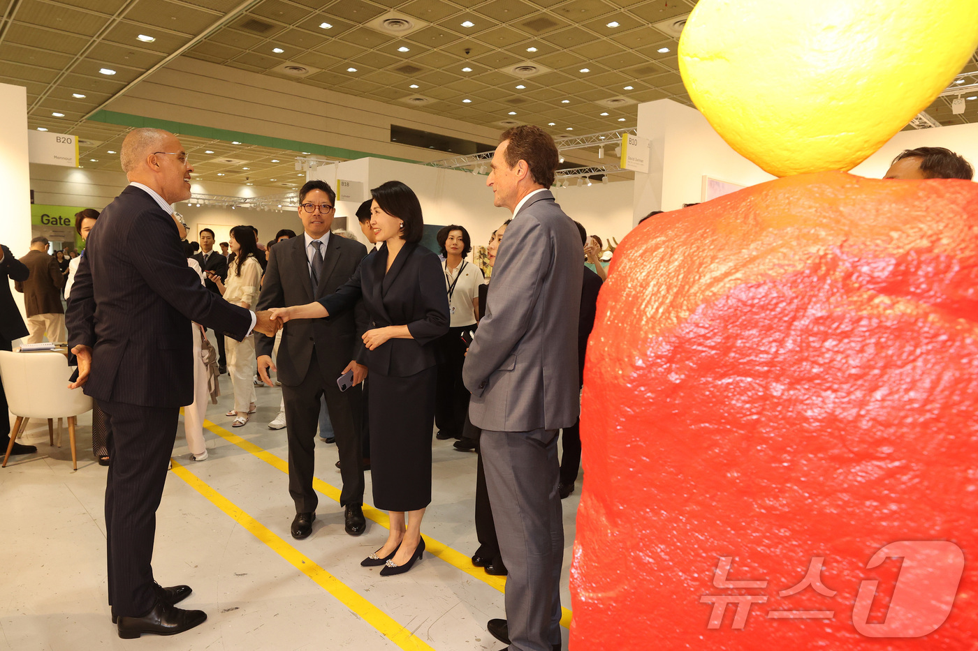 (서울=뉴스1) 김성진 기자 = 이재명 대통령의 부인 김혜경 여사가 3일 서울 강남구 코엑스에서 열린 '프리즈 서울 2025' VIP 프리뷰 데이를 찾아 관계자와 인사하고 있다. …