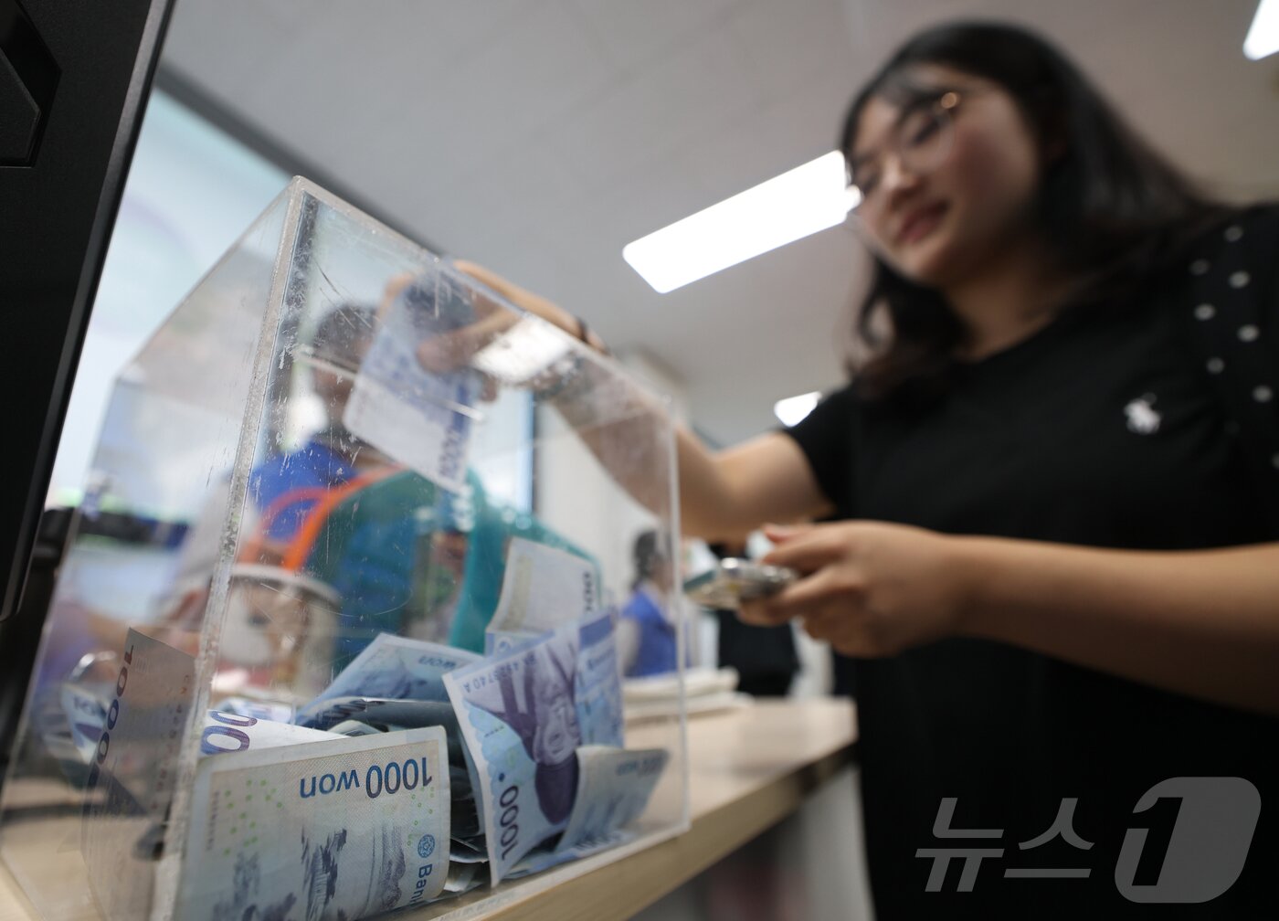 본문 이미지 - 3일 오후 경기 성남시 수정구 가천대학교 글로벌캠퍼스에 개소한 '대학생 천원매점'에서 학생들이 생필품을 구매하고 있다. 2025.9.3/뉴스1 ⓒ News1 김영운 기자