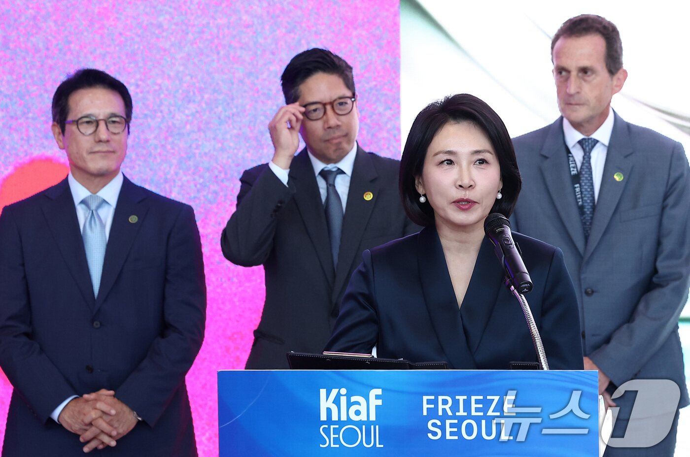 본문 이미지 - 이재명 대통령의 부인 김혜경 여사가 3일 서울 강남구 코엑스에서 열린 &#39;키아프·프리즈 서울 2025&#39; 개막식에서 축사를 하고 있다. 2025.9.3/뉴스1 ⓒ News1 김성진 기자