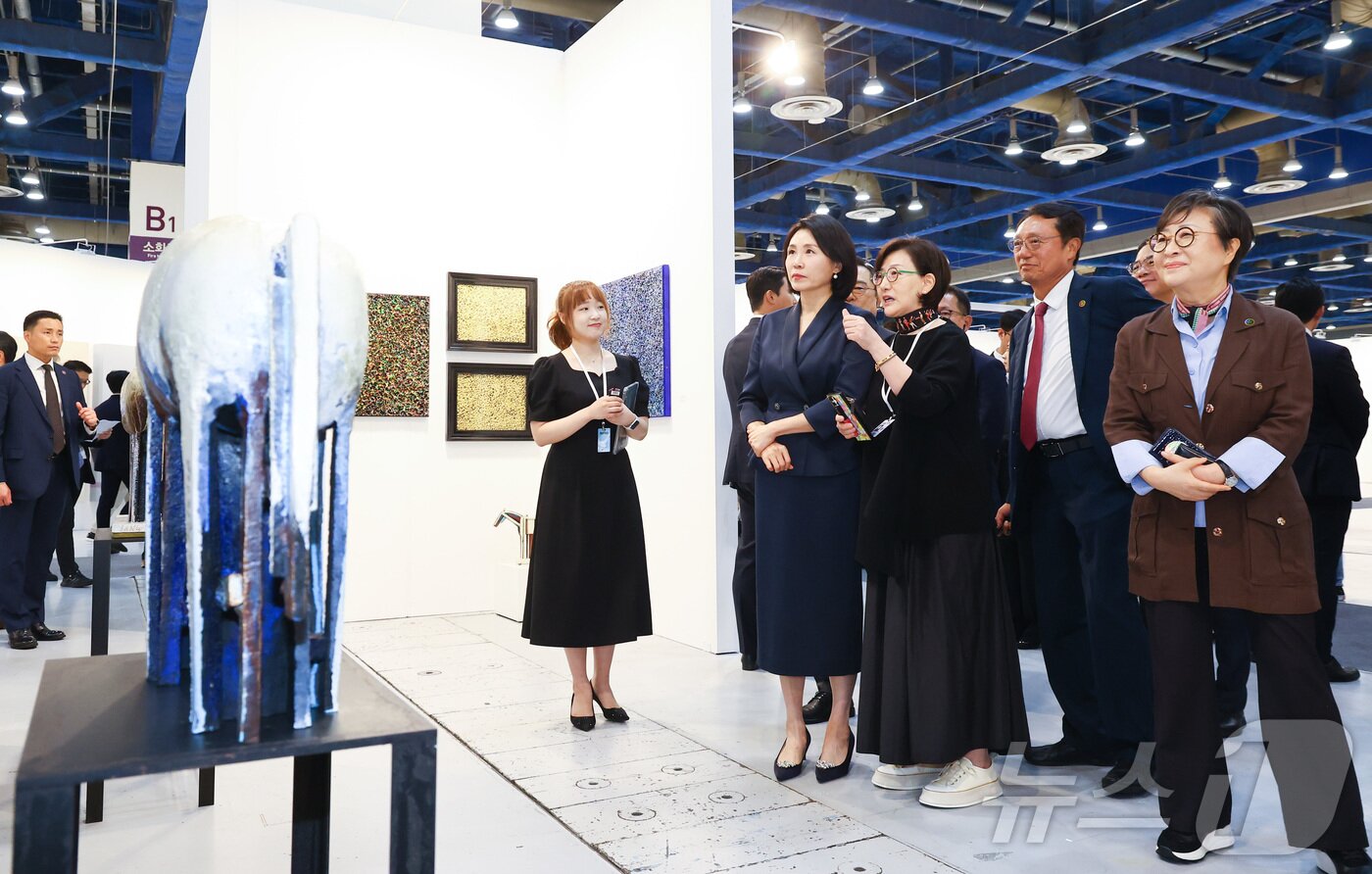 본문 이미지 - 이재명 대통령 부인 김혜경 여사가 3일 서울 강남구 코엑스에서 열린 국내최대 아트페어 &#39;키아프 서울&#40;Kiaf SEOUL&#41;&#39;을 찾아 전시를 둘러보고 있다. &#40;공동취재&#41; 2025.9.3/뉴스1 ⓒ News1 김성진 기자