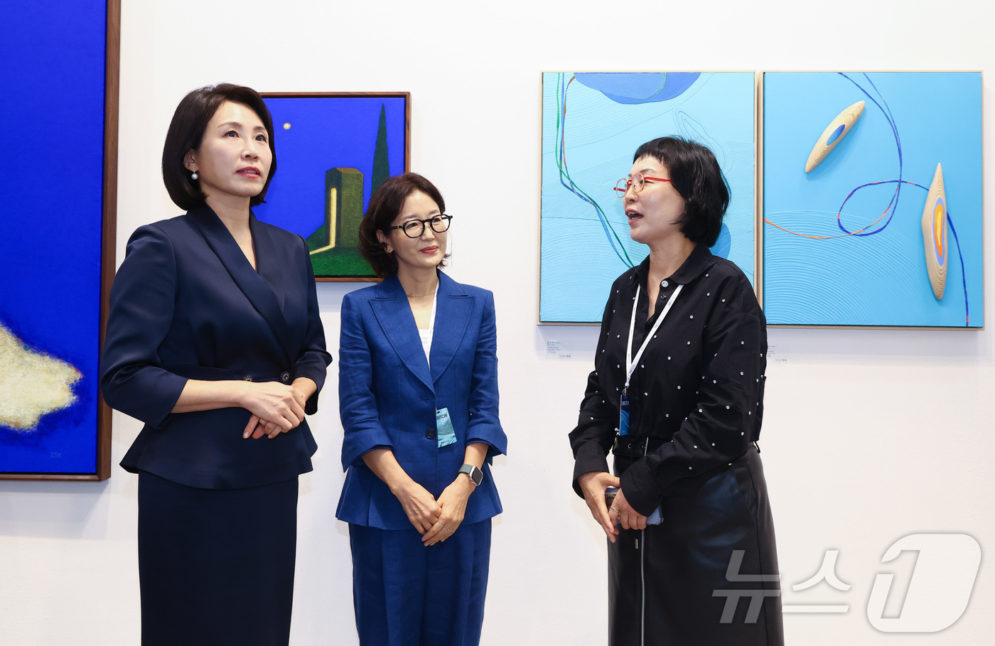 (서울=뉴스1) 김성진 기자 = 이재명 대통령 부인 김혜경 여사가 3일 서울 강남구 코엑스에서 열린 국내최대 아트페어 '키아프 서울(Kiaf SEOUL)'을 찾아 전시를 둘러보고 …