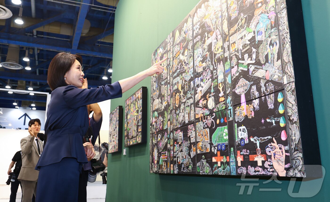 본문 이미지 - 이재명 대통령 부인 김혜경 여사가 3일 서울 강남구 코엑스에서 열린 국내최대 아트페어 &#39;키아프 서울&#40;Kiaf SEOUL&#41;&#39;을 찾아 전시를 둘러보고 있다. &#40;공동취재&#41; 2025.9.3/뉴스1 ⓒ News1 김성진 기자