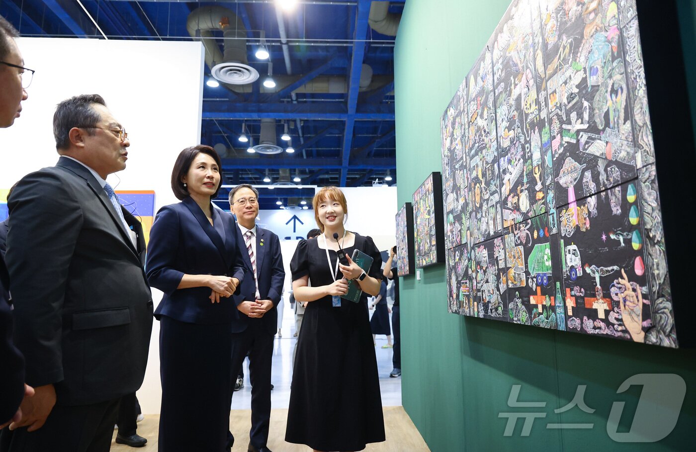 본문 이미지 - 이재명 대통령 부인 김혜경 여사가 3일 서울 강남구 코엑스에서 열린 국내최대 아트페어 &#39;키아프 서울&#40;Kiaf SEOUL&#41;&#39;을 찾아 전시를 둘러보고 있다. &#40;공동취재&#41; 2025.9.3/뉴스1 ⓒ News1 김성진 기자