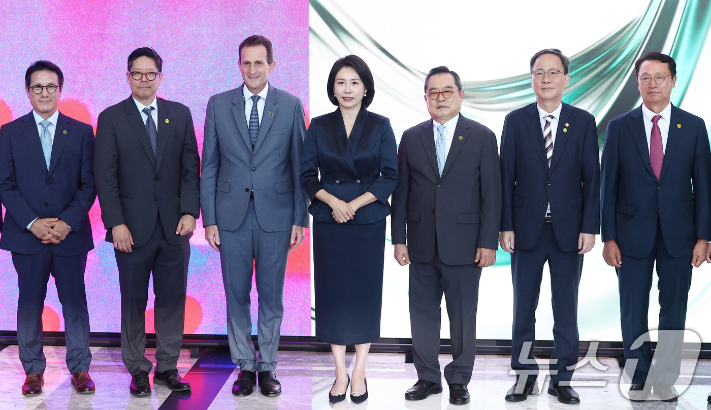 (서울=뉴스1) 김성진 기자 = 이재명 대통령의 부인 김혜경 여사가 3일 서울 강남구 코엑스에서 열린 '키아프·프리즈 서울 2025' 개막식에서 관계자들과 기념촬영을 하고 있다. …