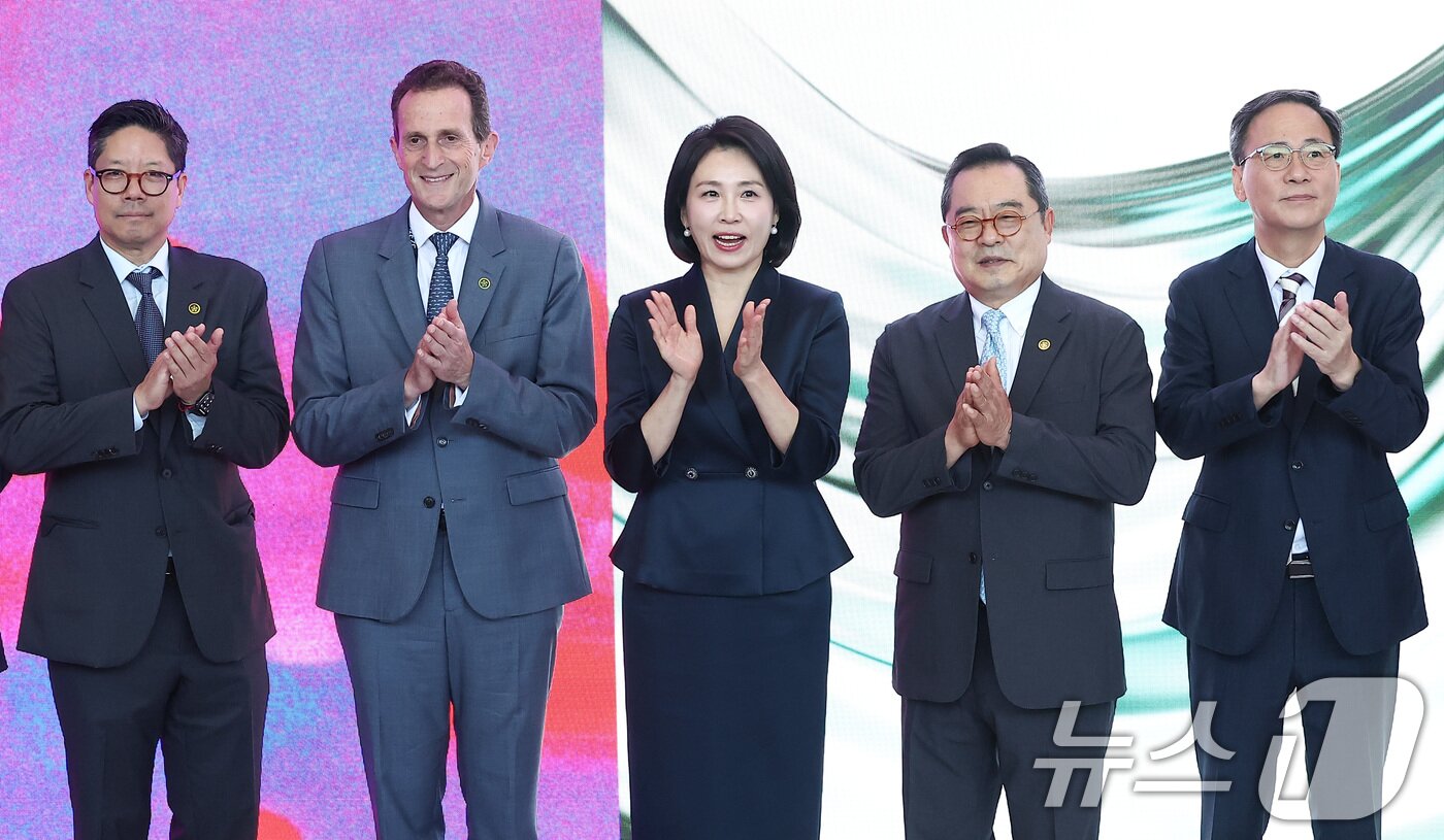 본문 이미지 - 이재명 대통령의 부인 김혜경 여사&#40;가운데&#41;가 3일 서울 강남구 코엑스에서 열린 &#39;키아프·프리즈 서울 2025&#39; 개막식에서 기념촬영을 하고 있다. 왼쪽부터 패트릭 리 프리즈 서울 디렉터, 사이먼 폭스 프리즈 CEO, 김 여사, 구자열 키아프 조직위원장, 김영수 문화체육관광부 차관. 2025.9.3/뉴스1 ⓒ News1 김성진 기자