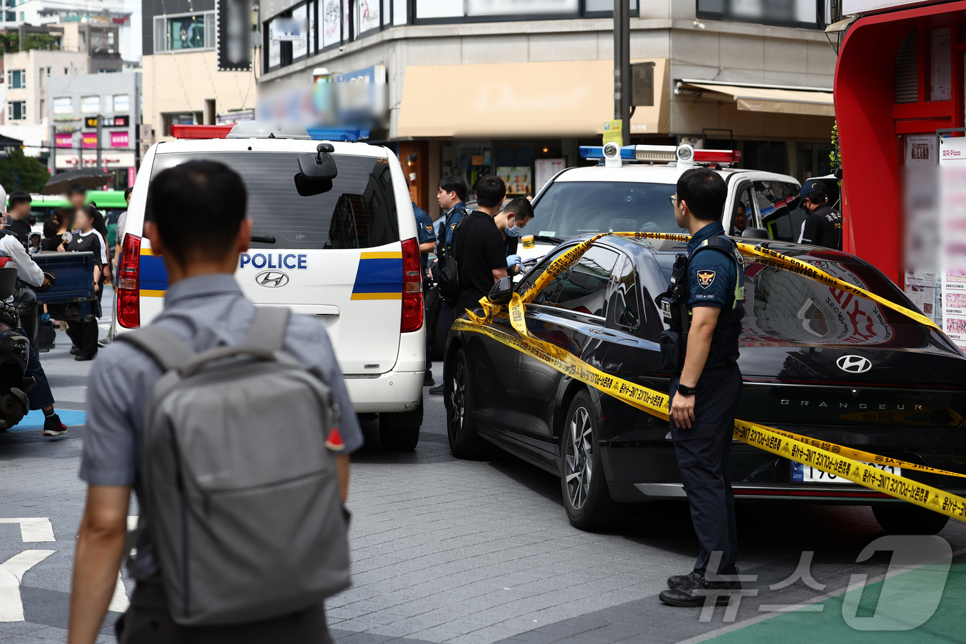 (서울=뉴스1) 김민지 기자 = 3일 흉기난동 사건이 발생한 서울 관악구 조원동의 한 주택가에서 경찰들이 현장을 통제하고 있다.소방당국 등에 따르면 이날 오전 10시 50분쯤 조원 …