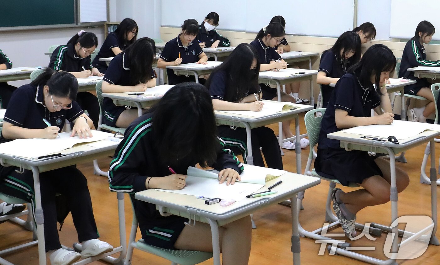 본문 이미지 - 고등학교 3학년 교실에서 수험생들이 시험 문제를 풀고 있다. ⓒ News1 윤일지 기자