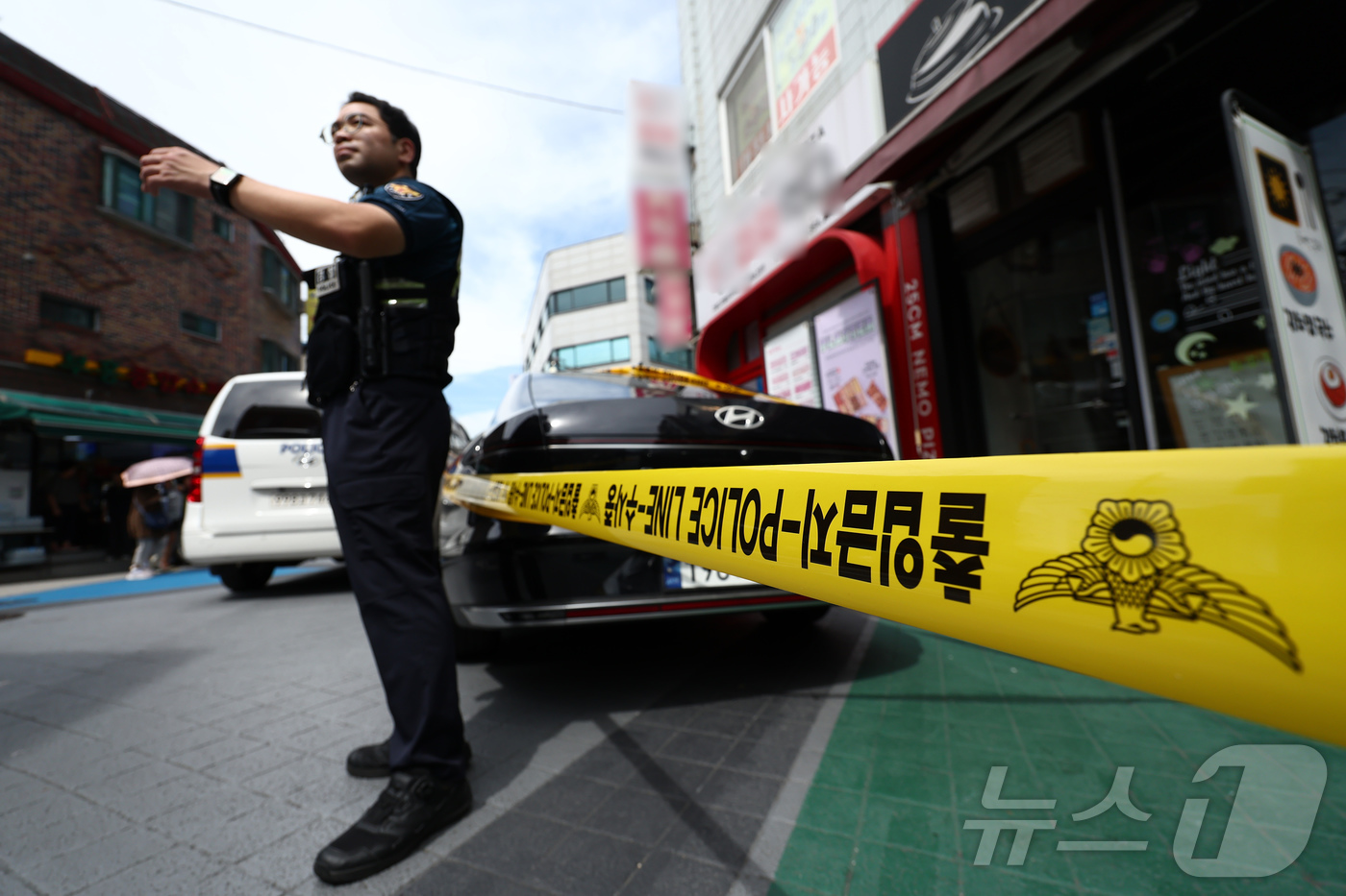 (서울=뉴스1) 김민지 기자 = 3일 흉기난동 사건이 발생한 서울 관악구 조원동의 한 주택가에서 경찰들이 현장을 통제하고 있다.소방당국 등에 따르면 이날 오전 10시 50분쯤 조원 …