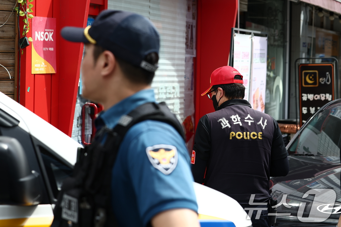 (서울=뉴스1) 김민지 기자 = 3일 흉기난동 사건이 발생한 서울 관악구 신림동의 한 주택가에서 경찰이 현장을 조사하고 있다.소방당국 등에 따르면 이날 오전 10시 50분쯤 조원동 …