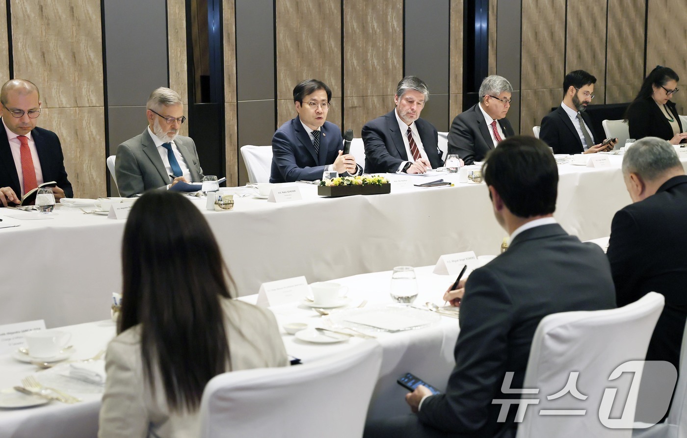 (서울=뉴스1) = 여한구 산업통상자원부 통상교섭본부장이 3일 서울 종로구 포시즌스호텔 누리볼룸에서 열린 '주한중남미대사단 간담회'를 주재하고 있다. (산업통상자원부 제공. 재판매 …