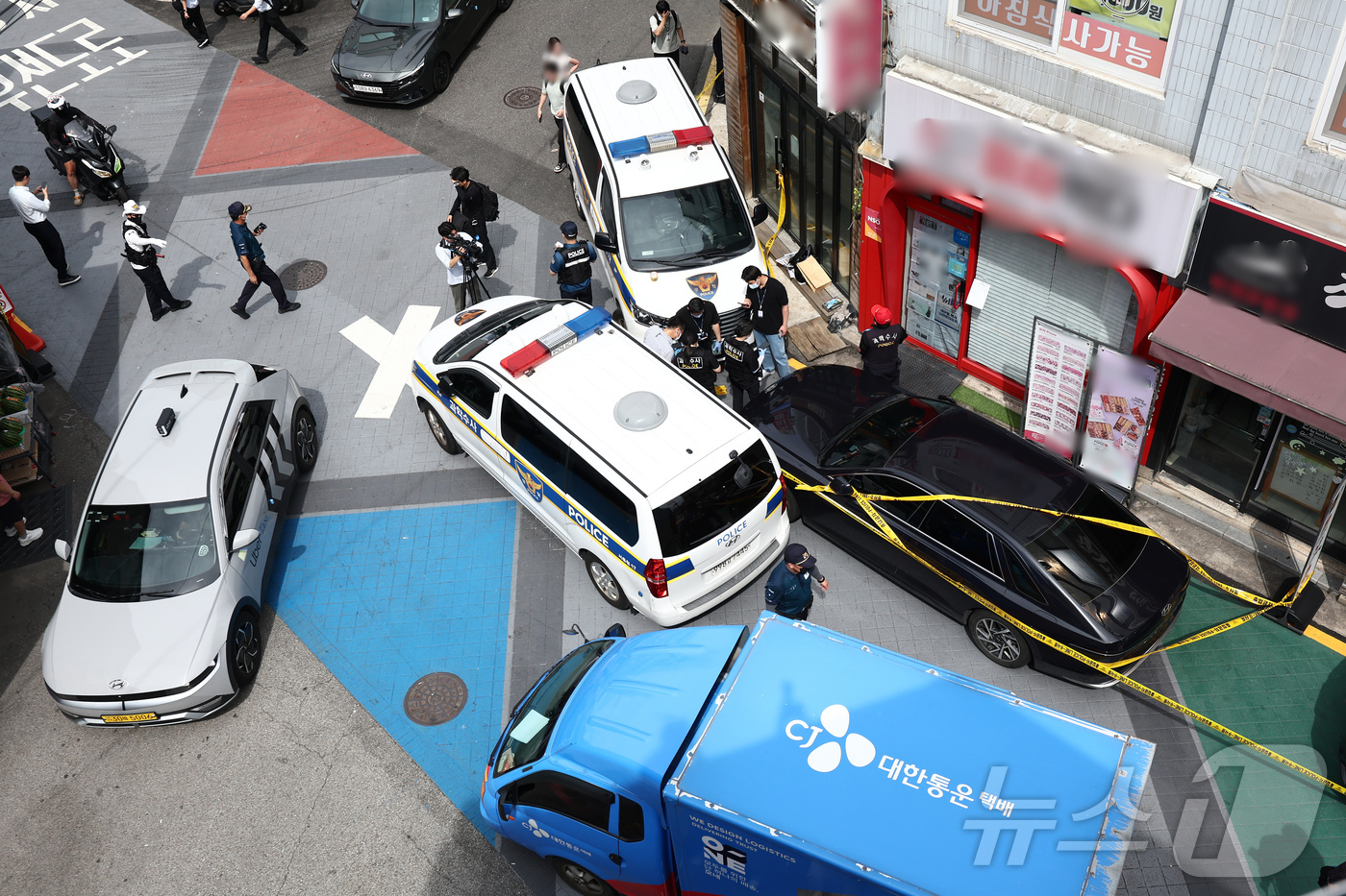 (서울=뉴스1) 김민지 기자 = 3일 흉기난동 사건이 발생한 서울 관악구 조원동의 한 주택가에서 경찰이 현장을 조사하고 있다.소방당국 등에 따르면 이날 오전 10시 50분쯤 조원동 …