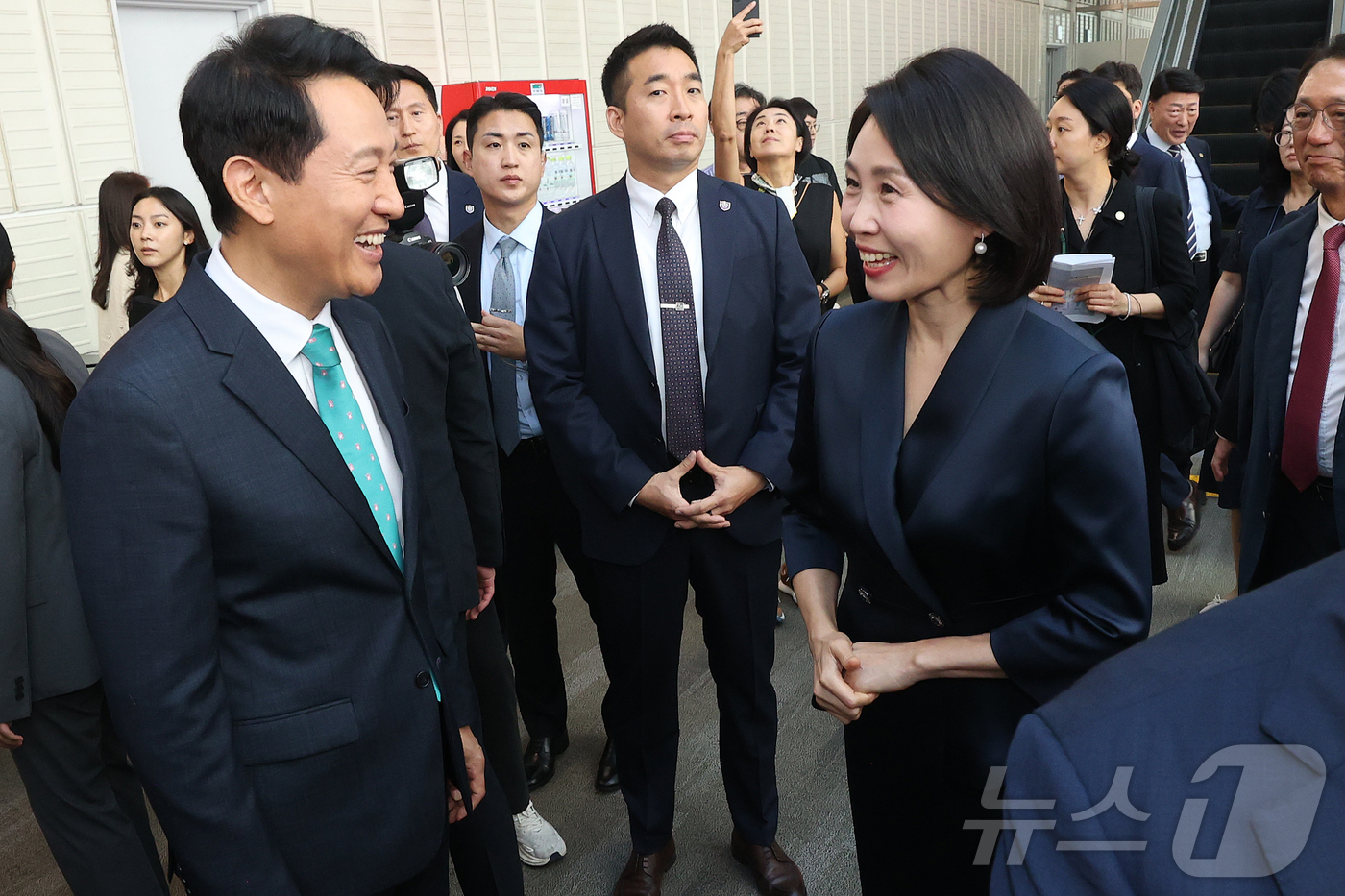(서울=뉴스1) 김성진 기자 = 이재명 대통령의 부인 김혜경 여사가 3일 서울 강남구 코엑스에서 열린 '프리즈 서울 2025' VIP 프리뷰 데이에 참석해 오세훈 서울시장과 인사하 …