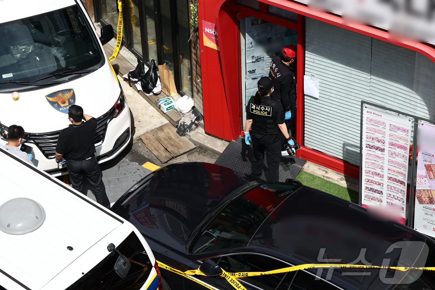 (서울=뉴스1) 김민지 기자 = 3일 흉기난동 사건이 발생한 서울 관악구 조원동의 한 주택가에서 경찰이 현장을 조사하고 있다.소방당국 등에 따르면 이날 오전 10시 50분쯤 조원동 …