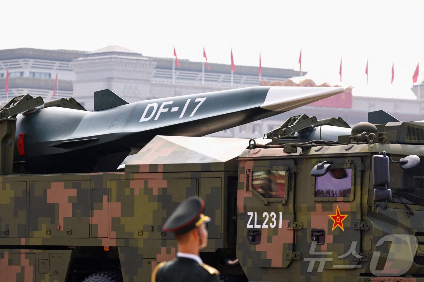 본문 이미지 - 중국 전승절 80주년 열병식에서 공개한 미사일 둥펑-17 ⓒ 로이터=뉴스1 ⓒ News1 김초희 디자이너