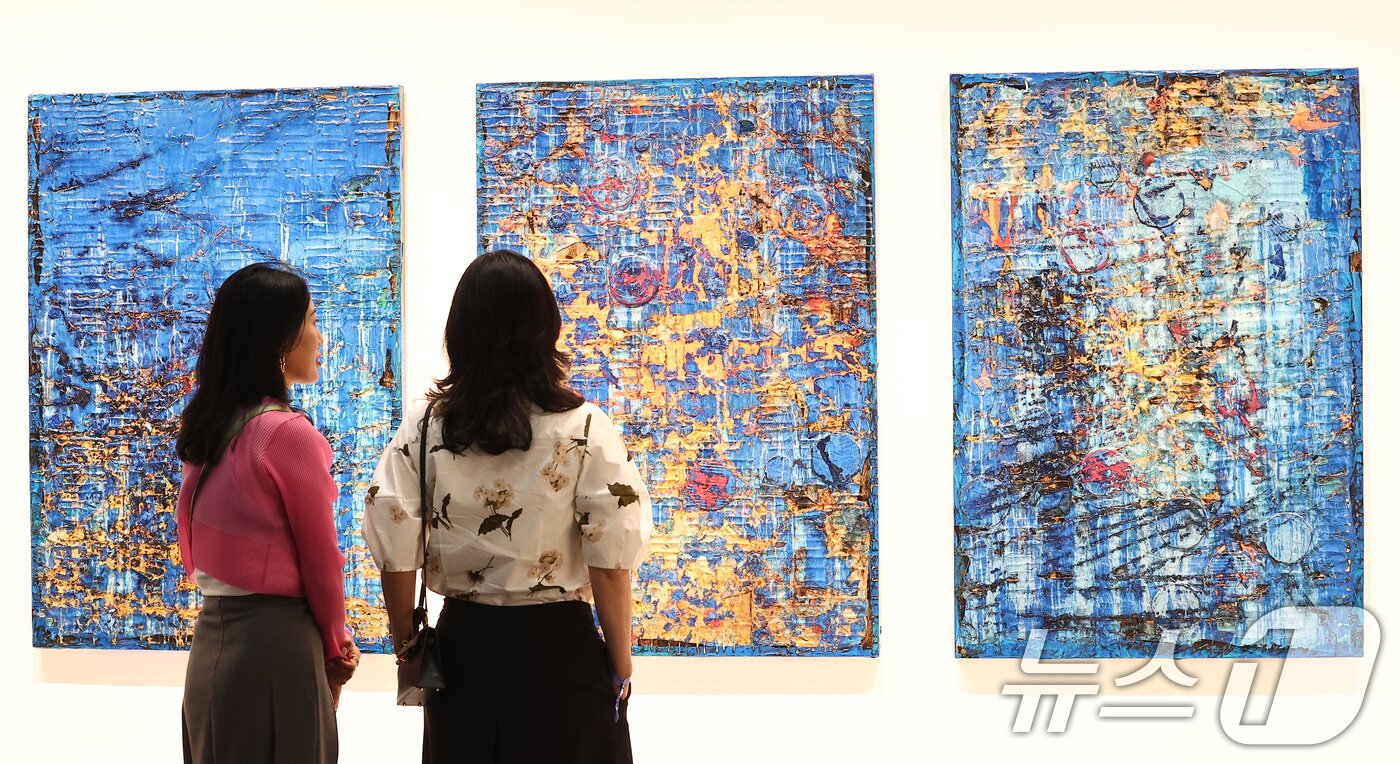 본문 이미지 - 3일 서울 강남구 코엑스에서 열린 글로벌 아트페어 &#39;프리즈 서울 2025&#39; VIP 프리뷰 데이를 찾은 관람객들이 전시장을 둘러보고 있다. 2025.9.3/뉴스1 ⓒ News1 김성진 기자