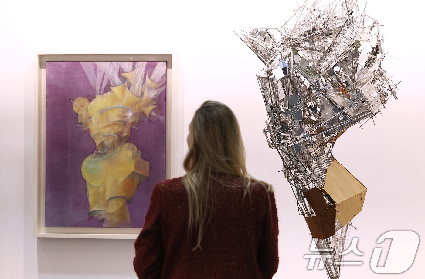 본문 이미지 - 3일 서울 강남구 코엑스에서 열린 글로벌 아트페어 &#39;프리즈 서울 2025&#39; VIP 프리뷰 데이를 찾은 관람객들이 전시장을 둘러보고 있다. 2025.9.3/뉴스1 ⓒ News1 김성진 기자