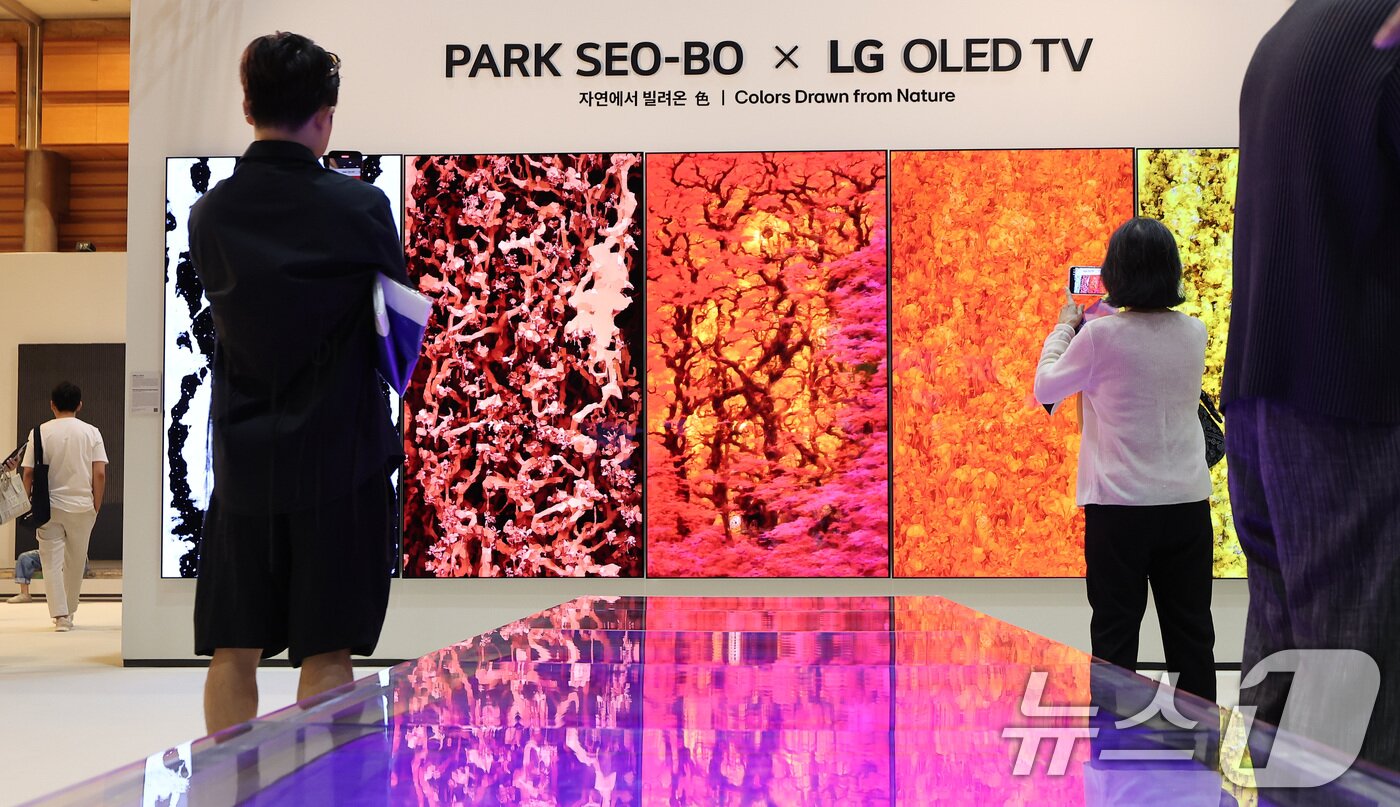 본문 이미지 - 3일 서울 강남구 코엑스에서 열린 글로벌 아트페어 &#39;프리즈 서울 2025&#39; VIP 프리뷰 데이를 찾은 관람객들이 전시장을 둘러보고 있다.2025.9.3/뉴스1 ⓒ News1 김성진 기자