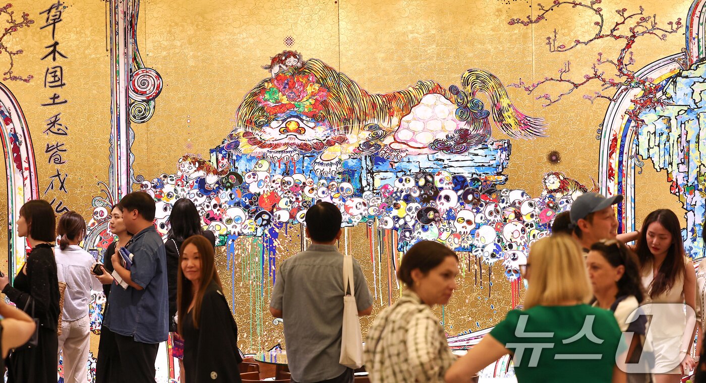 본문 이미지 - 3일 서울 강남구 코엑스에서 열린 글로벌 아트페어 &#39;프리즈 서울 2025&#39; VIP 프리뷰 데이를 찾은 관람객들이 전시장을 둘러보고 있다.  2025.9.3/뉴스1 ⓒ News1 김성진 기자